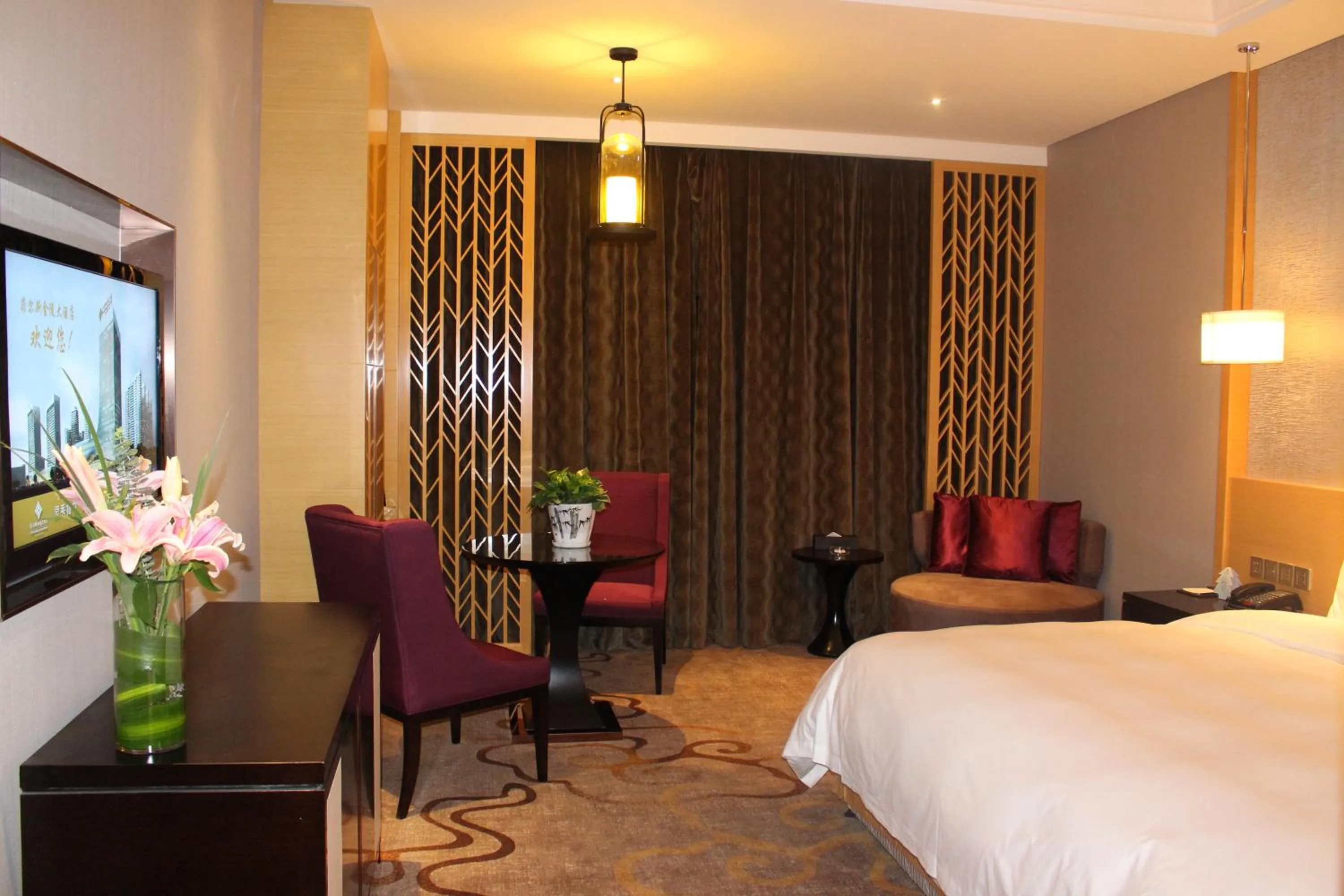 Photo of the whole room, Bed in Yangzhong Firth Jinling Grand Hotel