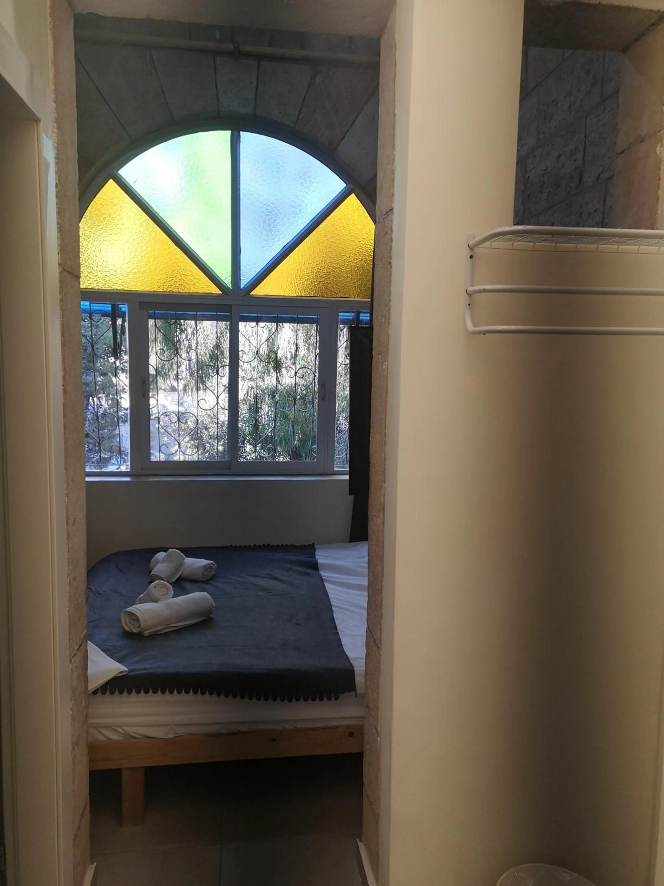 Photo of the whole room in Allenby2