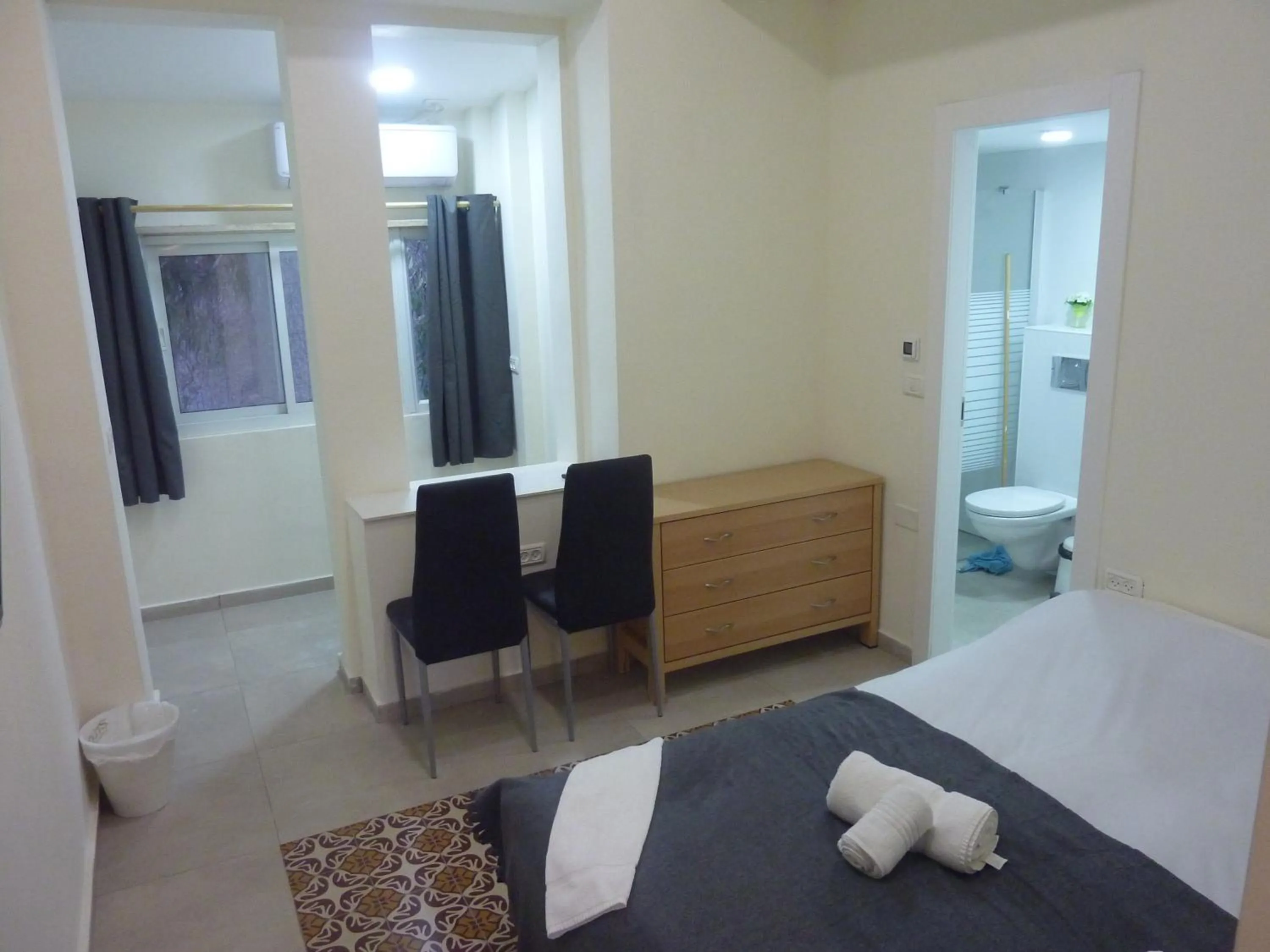 Photo of the whole room in Allenby2