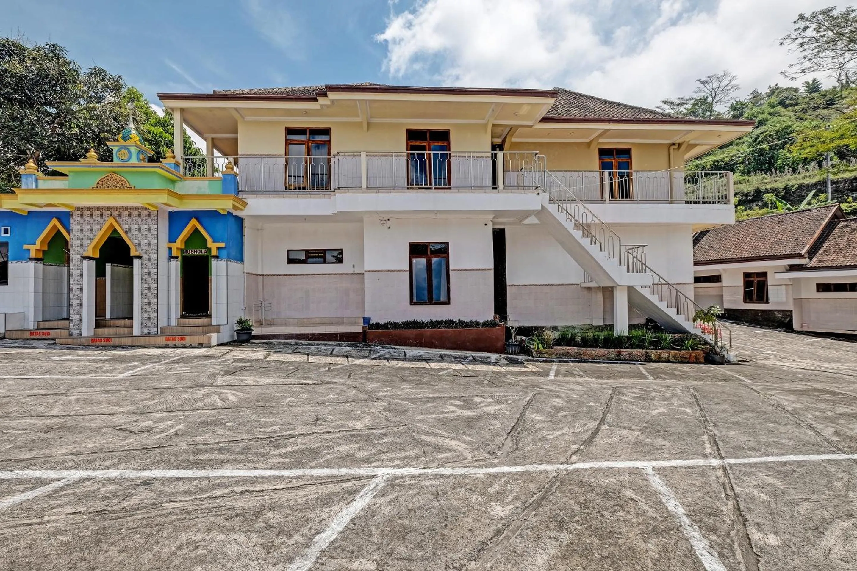 Facade/entrance in OYO Life 91677 Hotel Citra Dewi 3