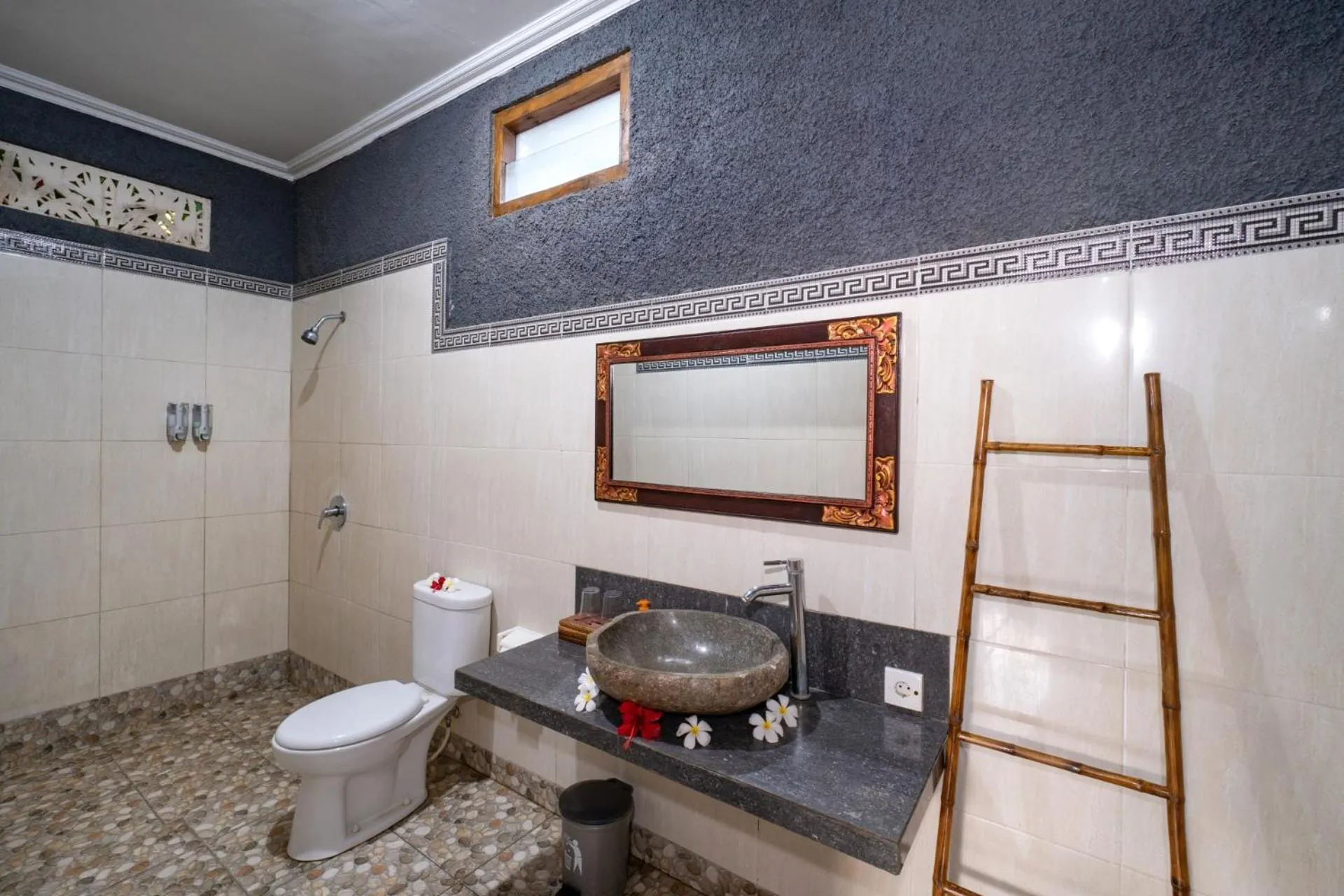 Shower in Taos House Lembongan By DeWizZ Management