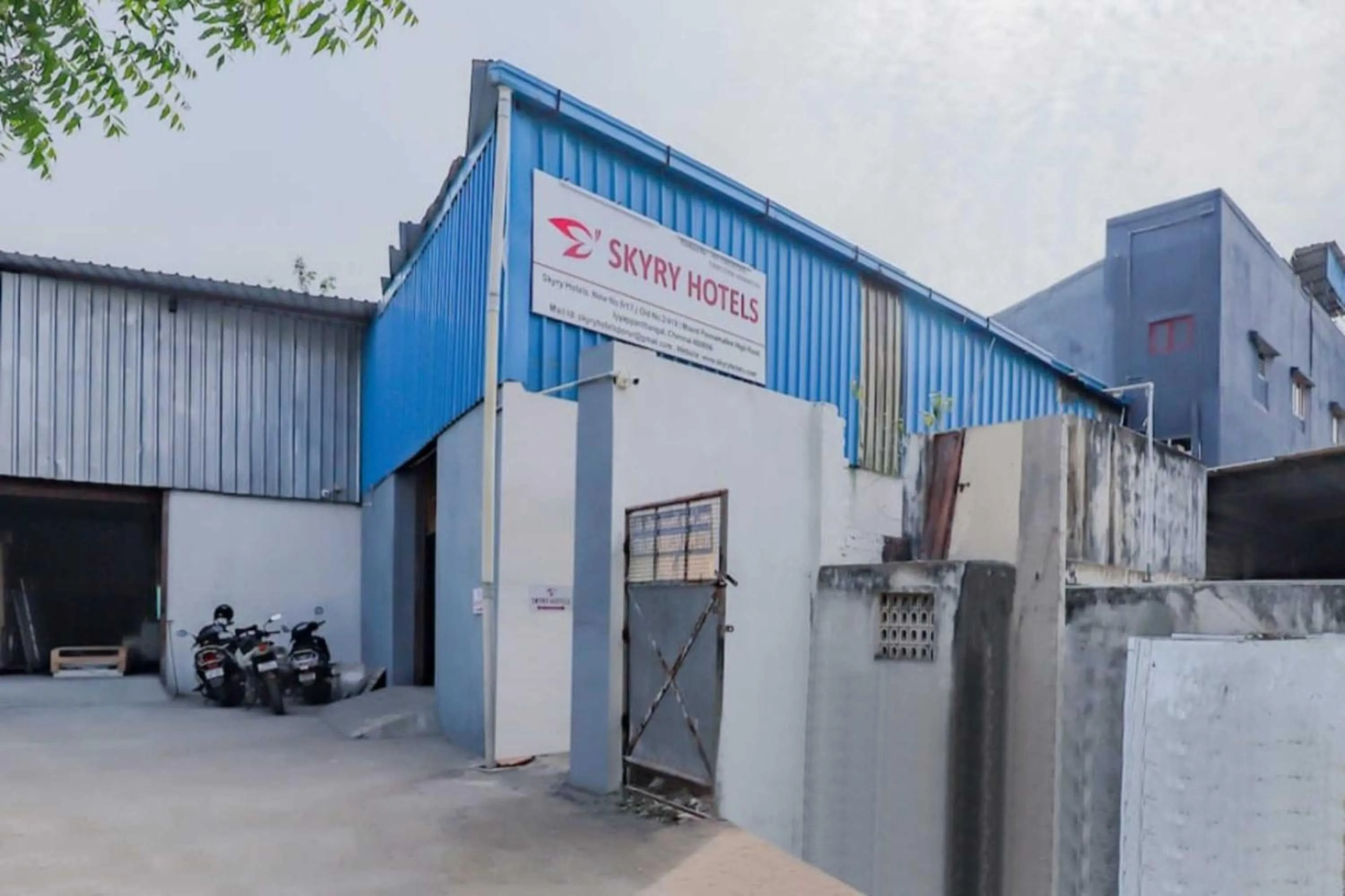 Property building in Skyry Hotel Iyyapanthangal