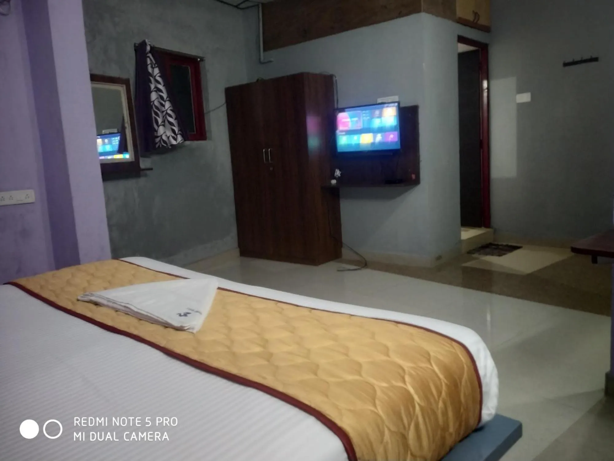 Communal lounge/ TV room in Skyry Hotel Iyyapanthangal