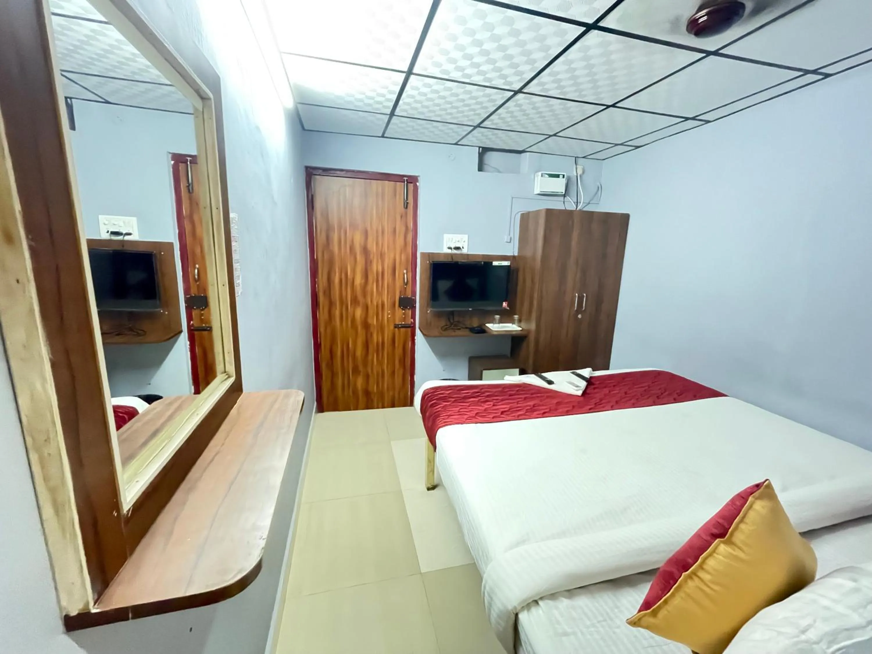 Photo of the whole room in Skyry Hotel Iyyapanthangal