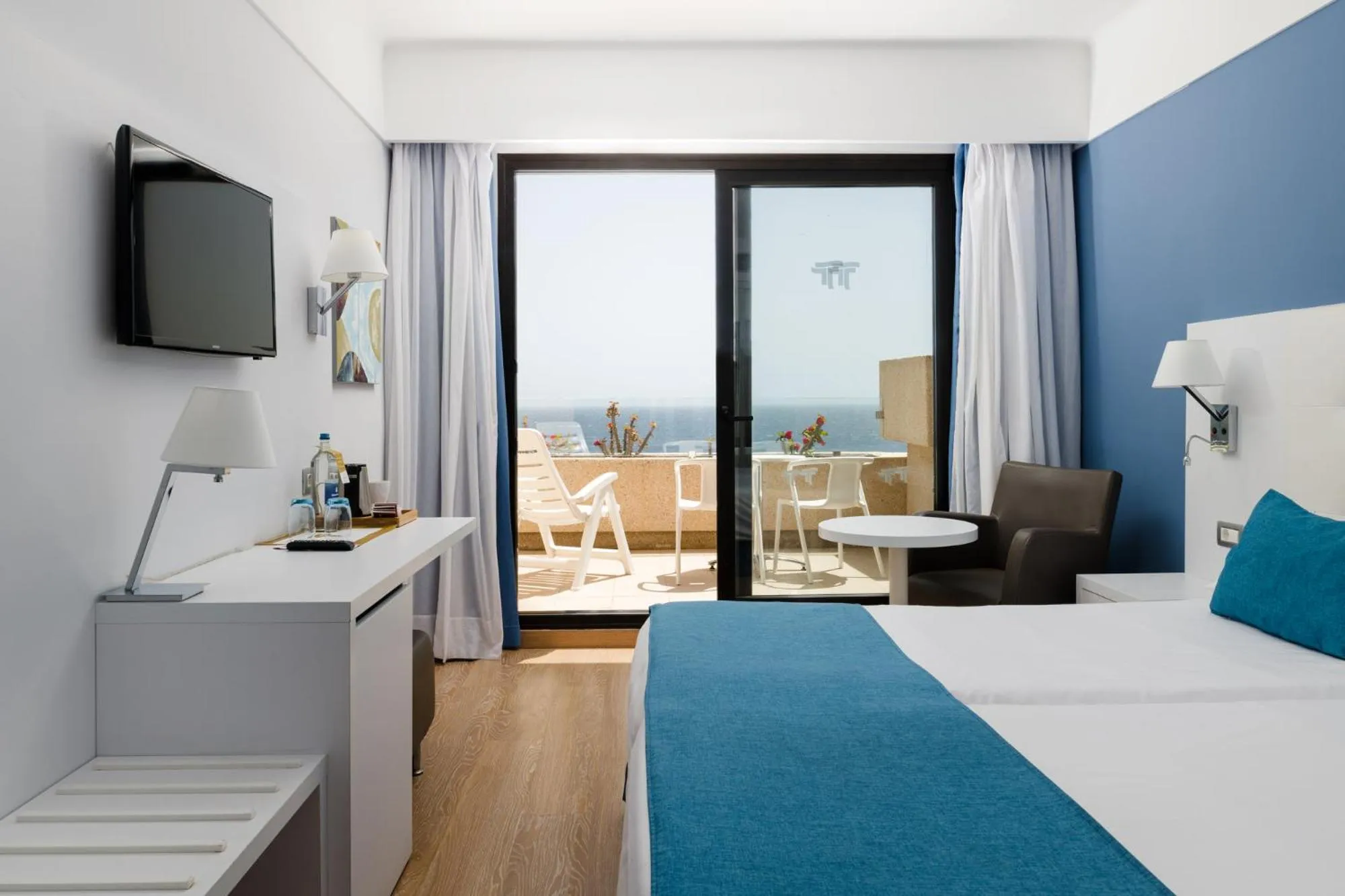 Photo of the whole room, Bed in Alexandre Grand Teguise Playa