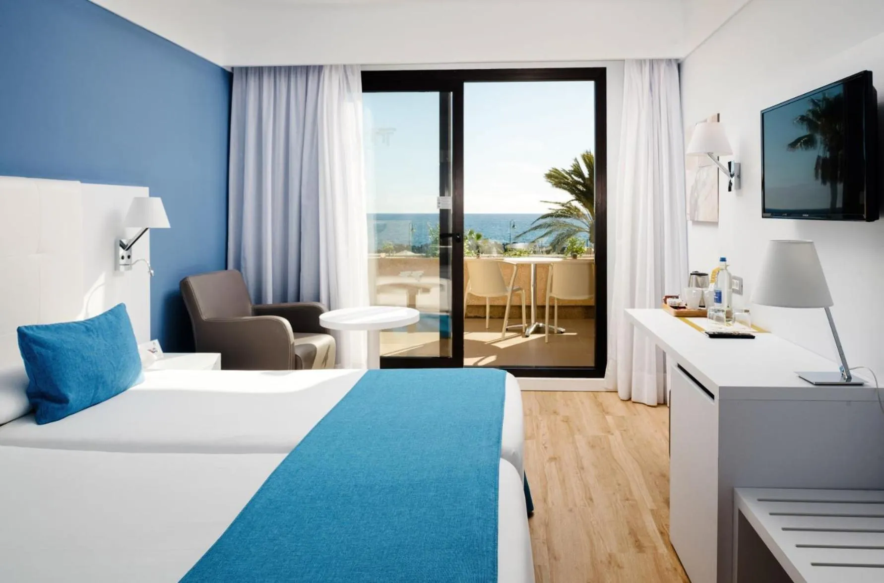 Photo of the whole room, Bed in Alexandre Grand Teguise Playa