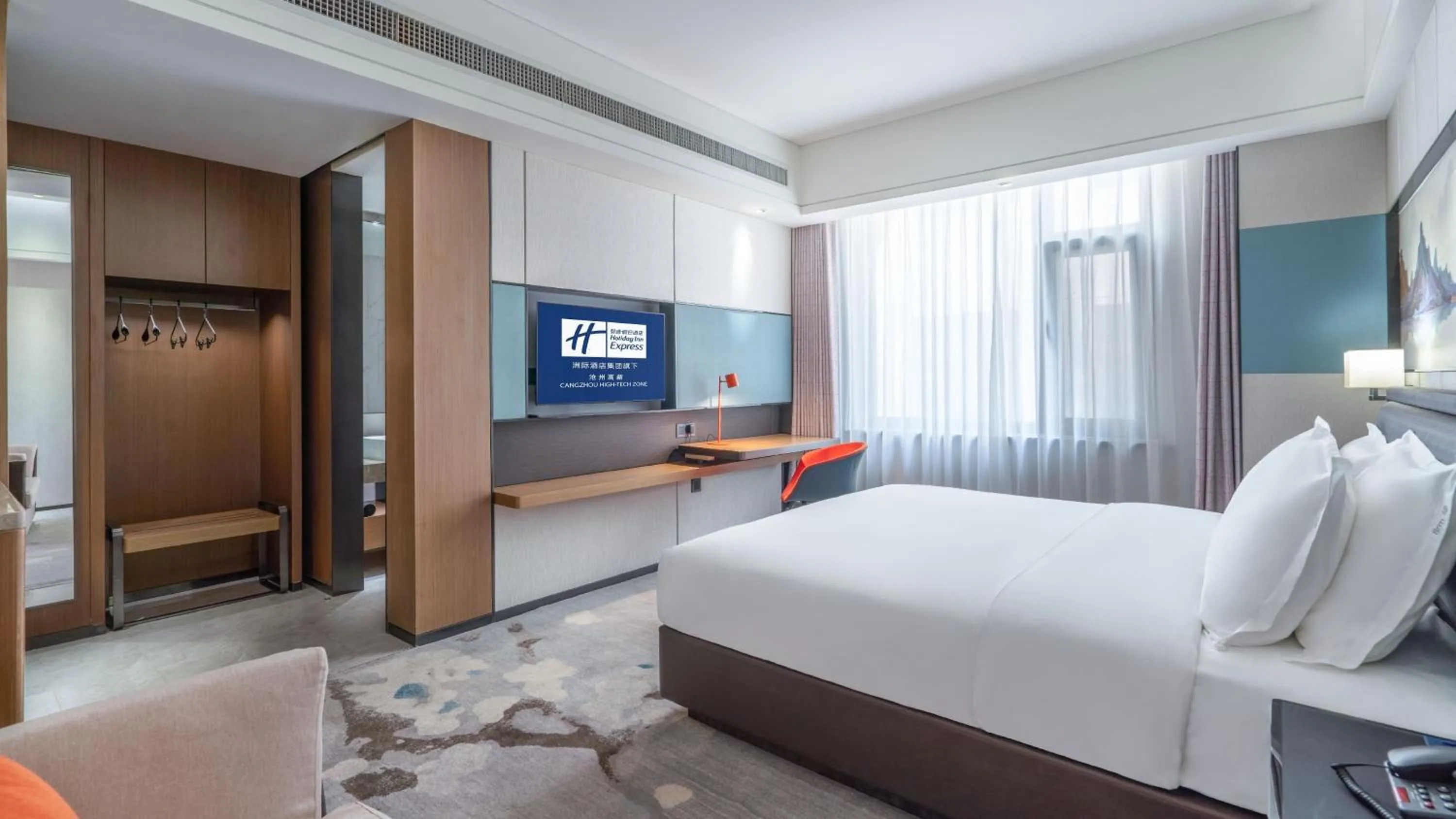 Photo of the whole room, Bed in Holiday Inn Express Cangzhou High-Tech Zone by IHG