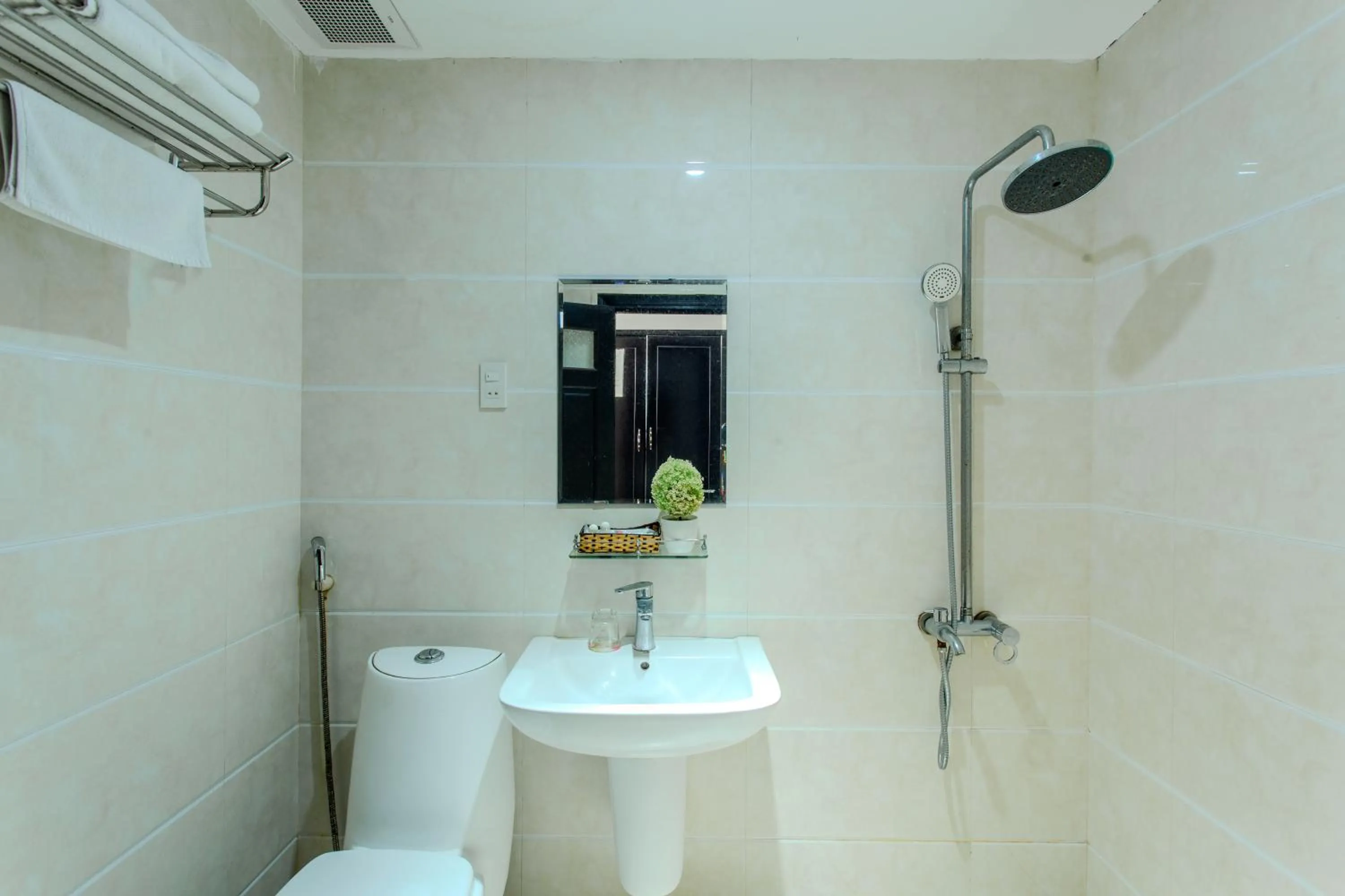 Shower in Misa Hotel Da Nang