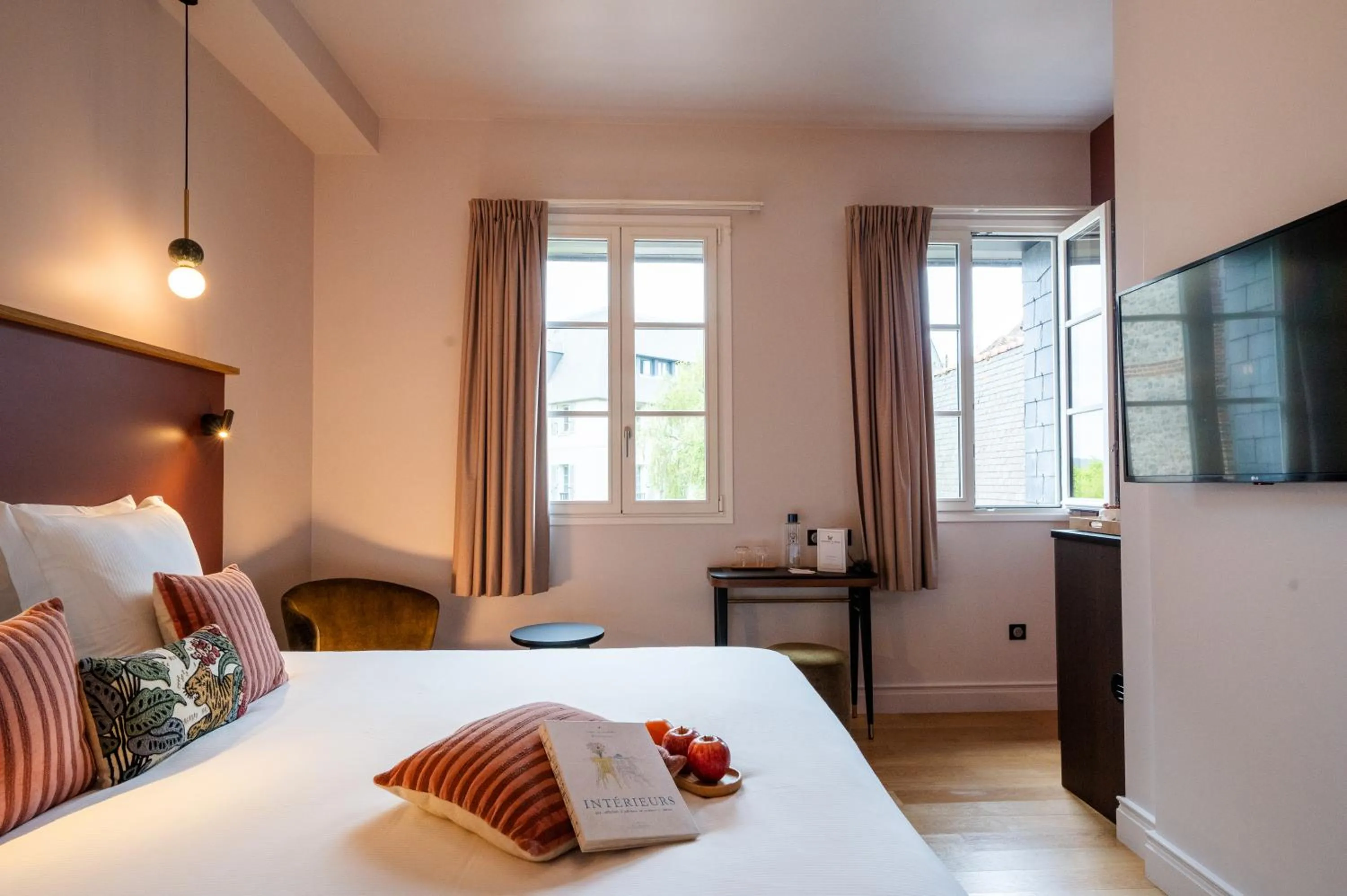 Bed in L'INVITATION AU VOYAGE - Hôtel & Spa