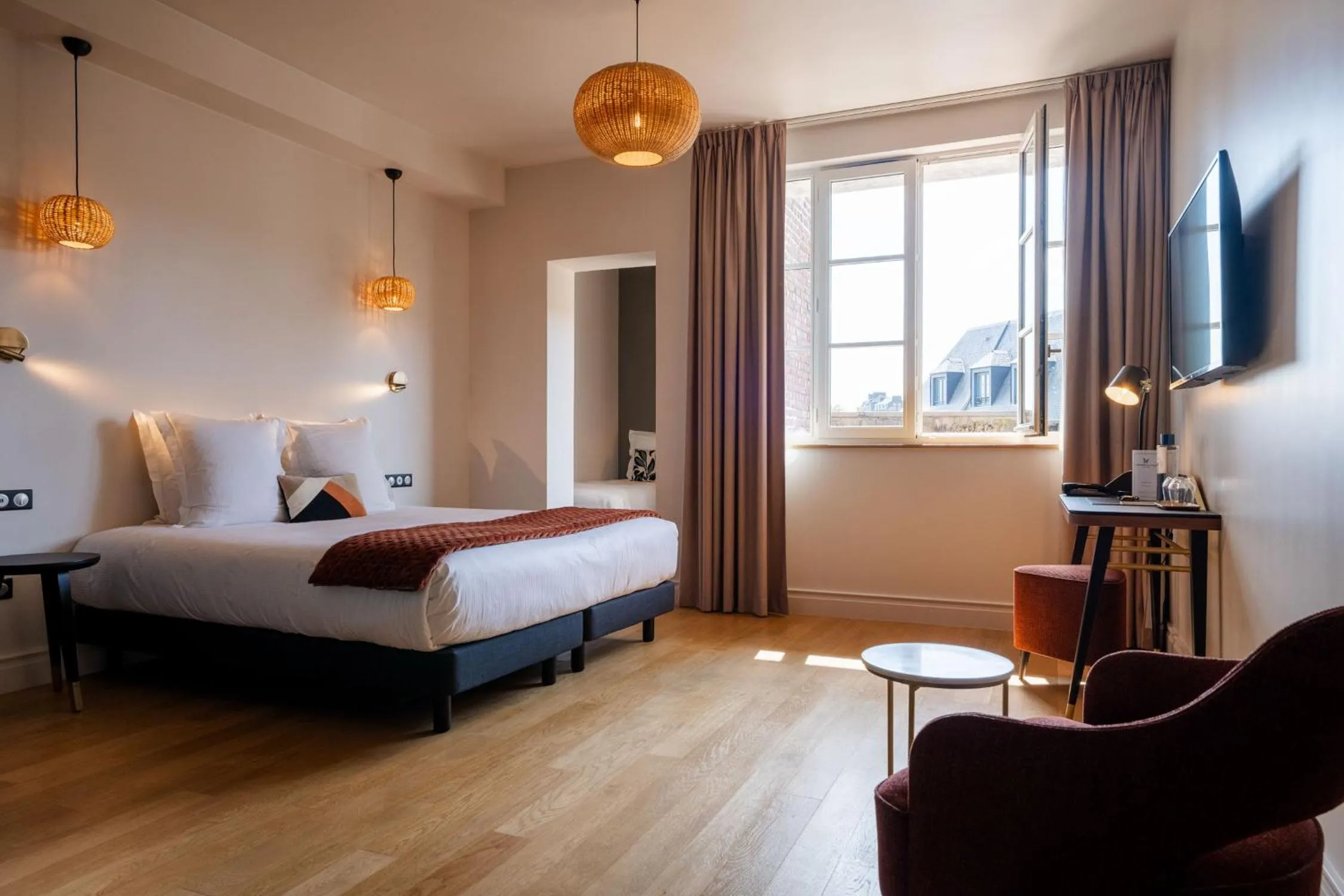 Photo of the whole room, Bed in L'INVITATION AU VOYAGE - Hôtel & Spa