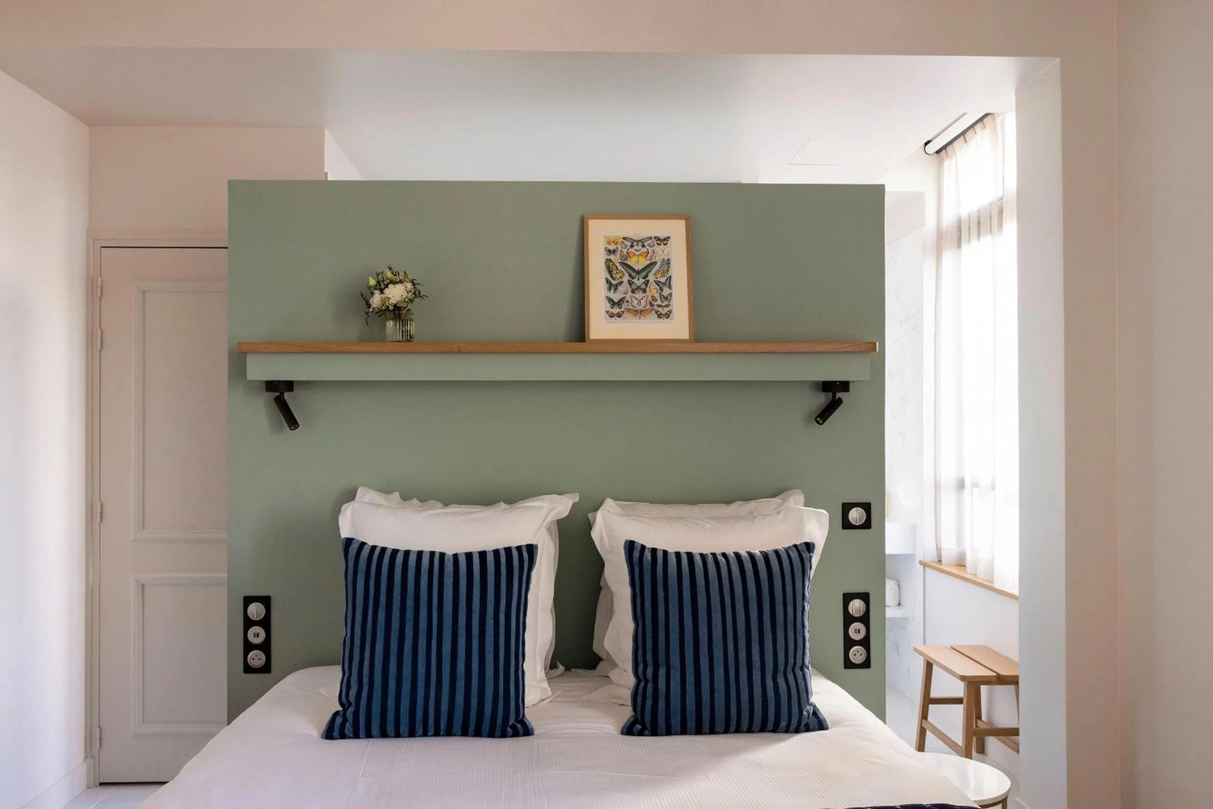 Bed in L'INVITATION AU VOYAGE - Hôtel & Spa