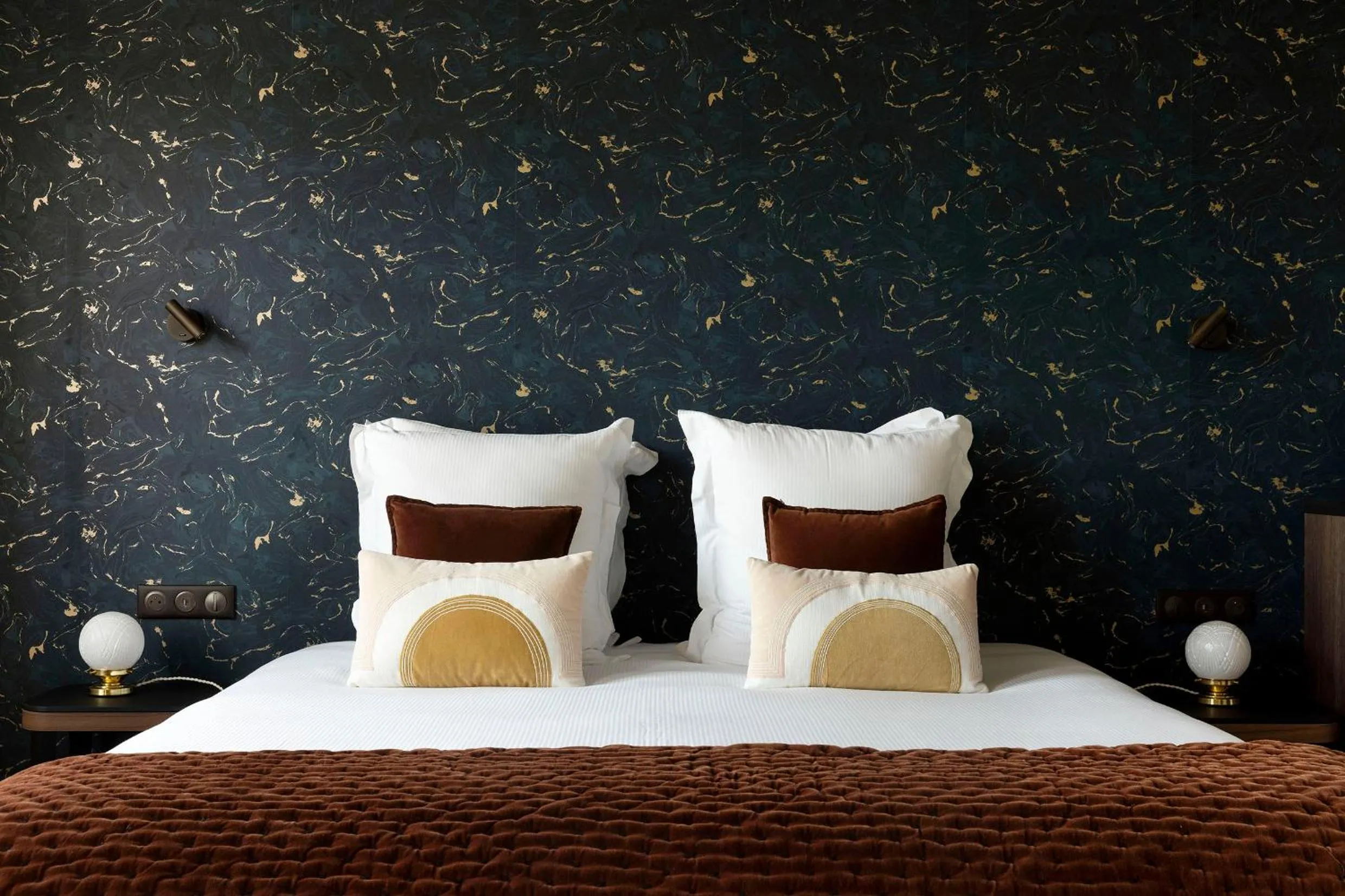 Bed in L'INVITATION AU VOYAGE - Hôtel & Spa