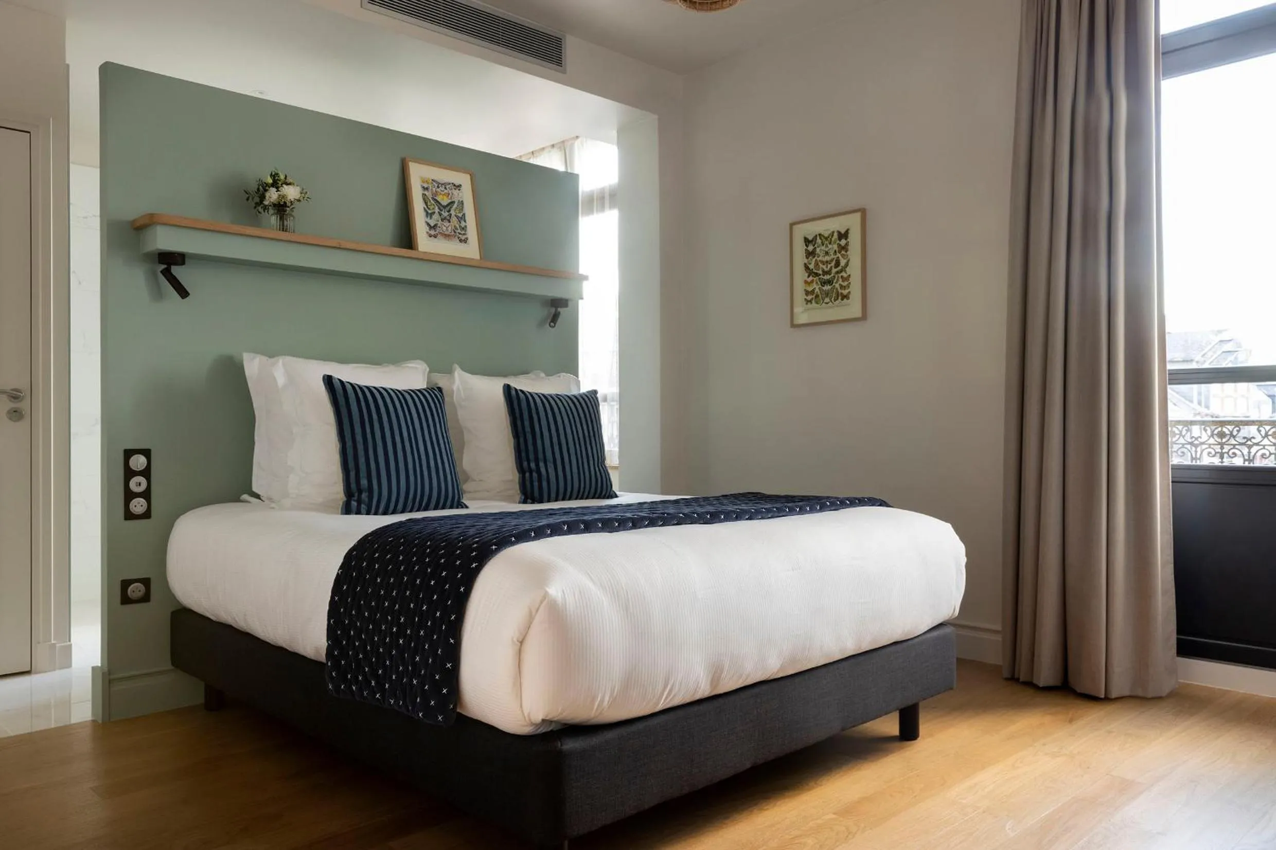 Photo of the whole room, Bed in L'INVITATION AU VOYAGE - Hôtel & Spa