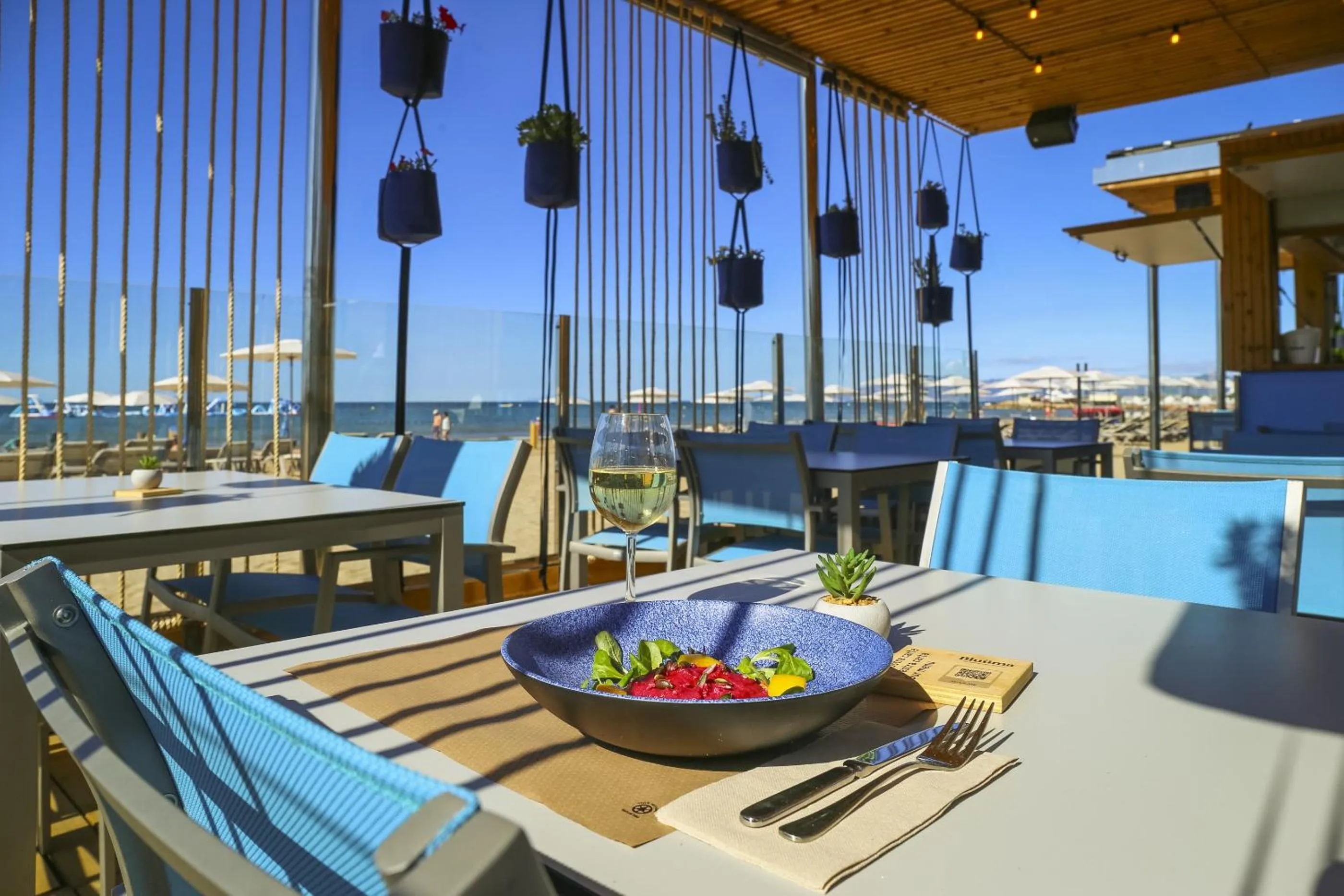 Restaurant/places to eat in Blaumar Hotel