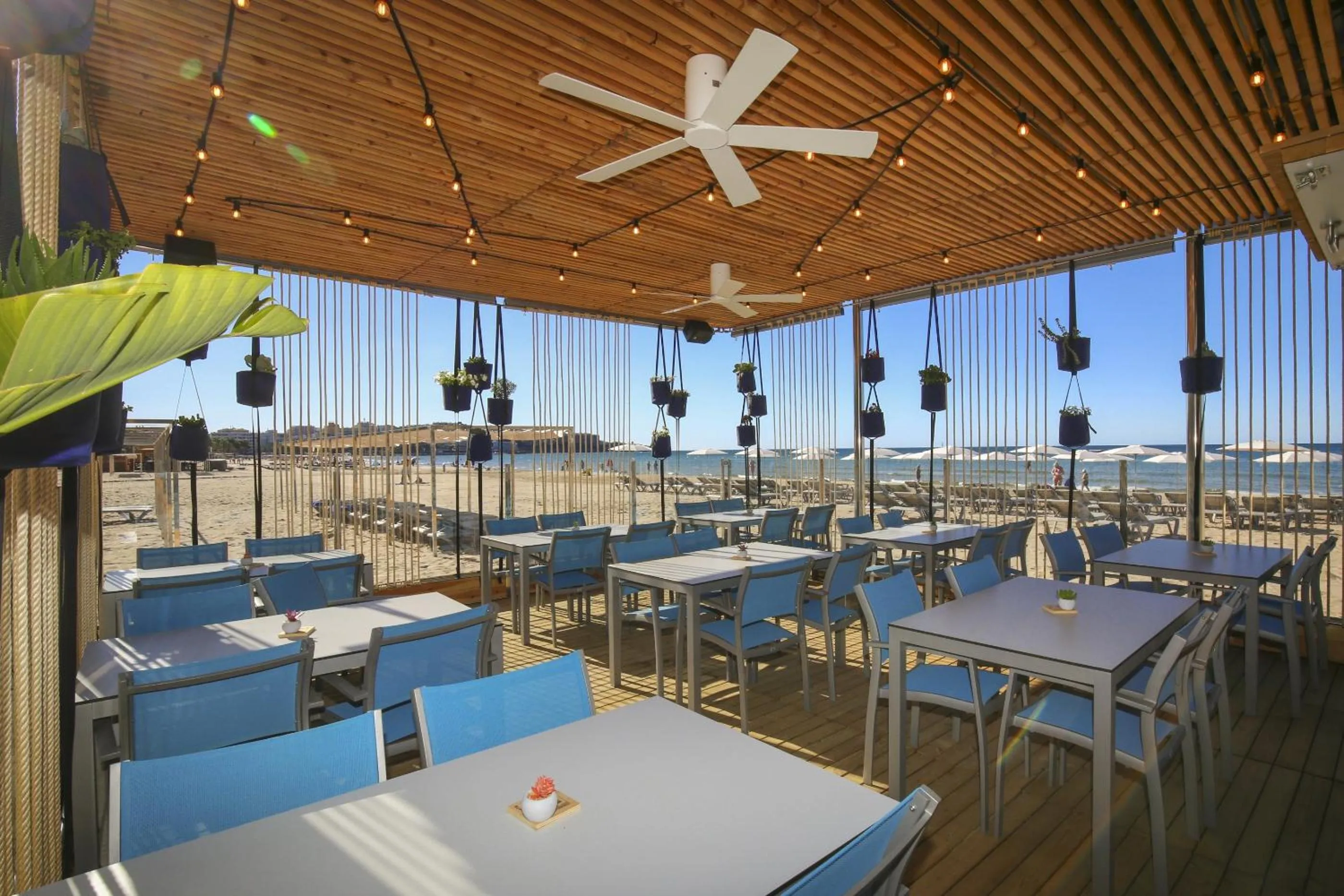 Restaurant/places to eat in Blaumar Hotel