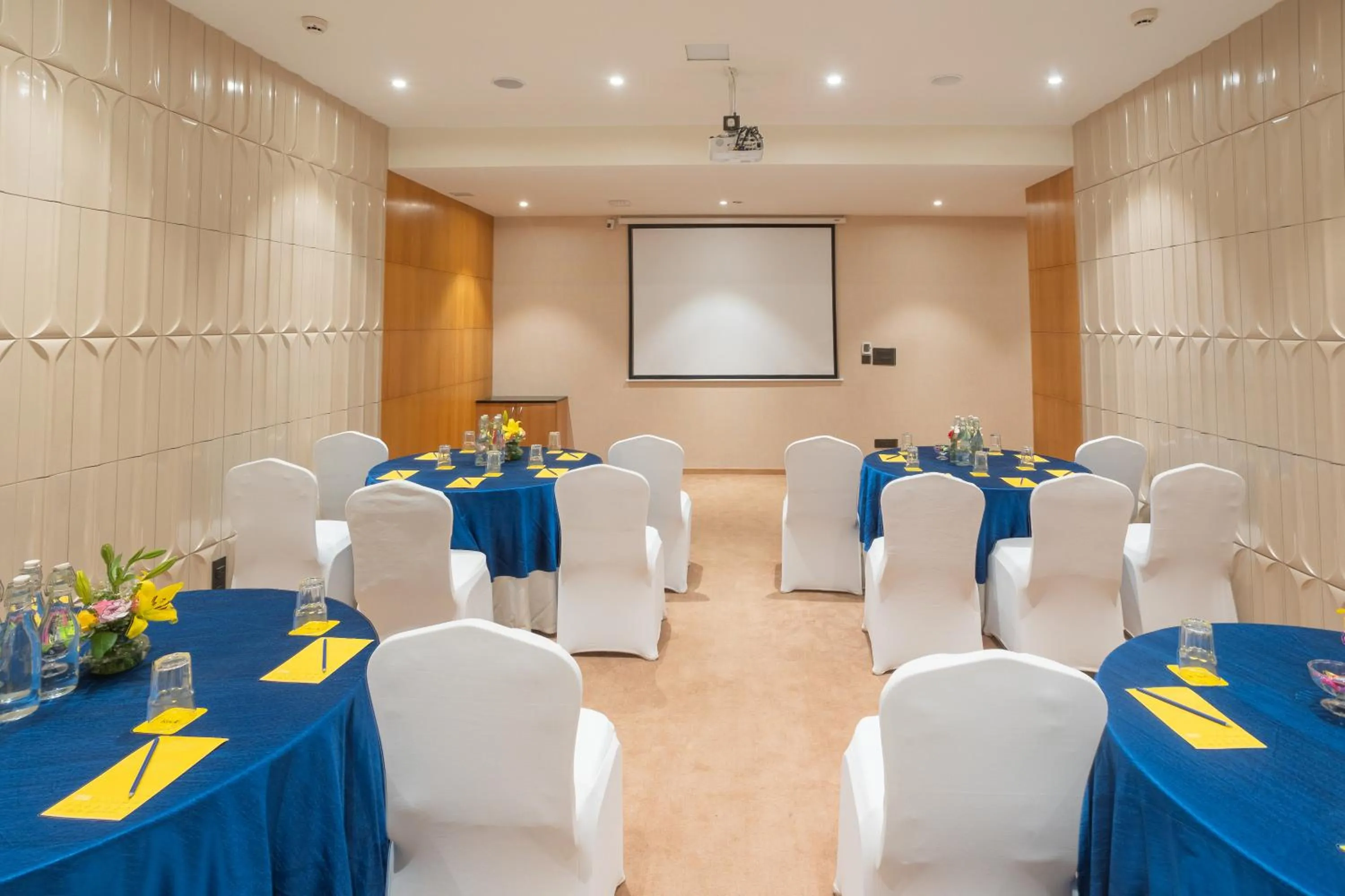 Meeting/conference room in Golden Tulip Jaipur