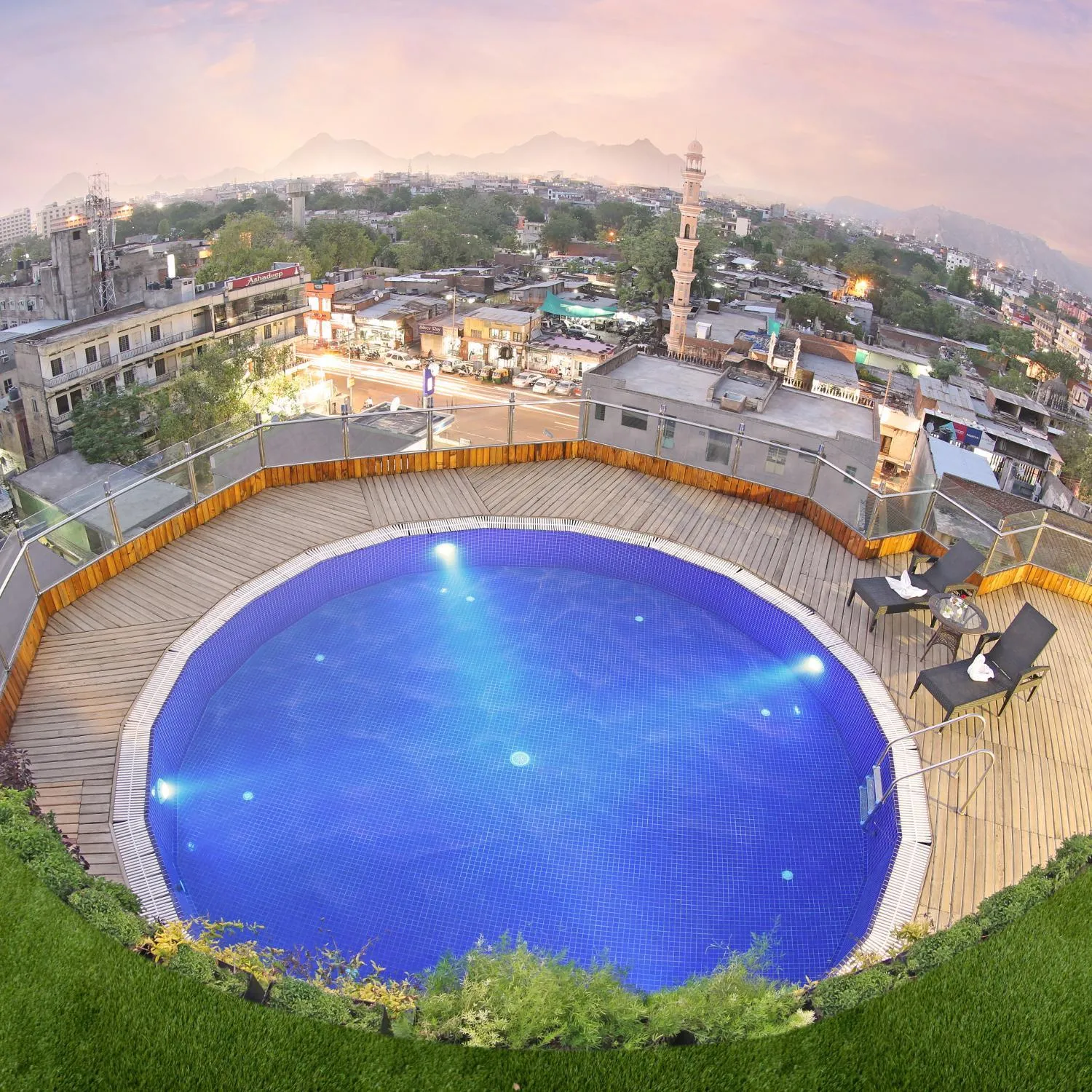 Swimming pool in Golden Tulip Jaipur