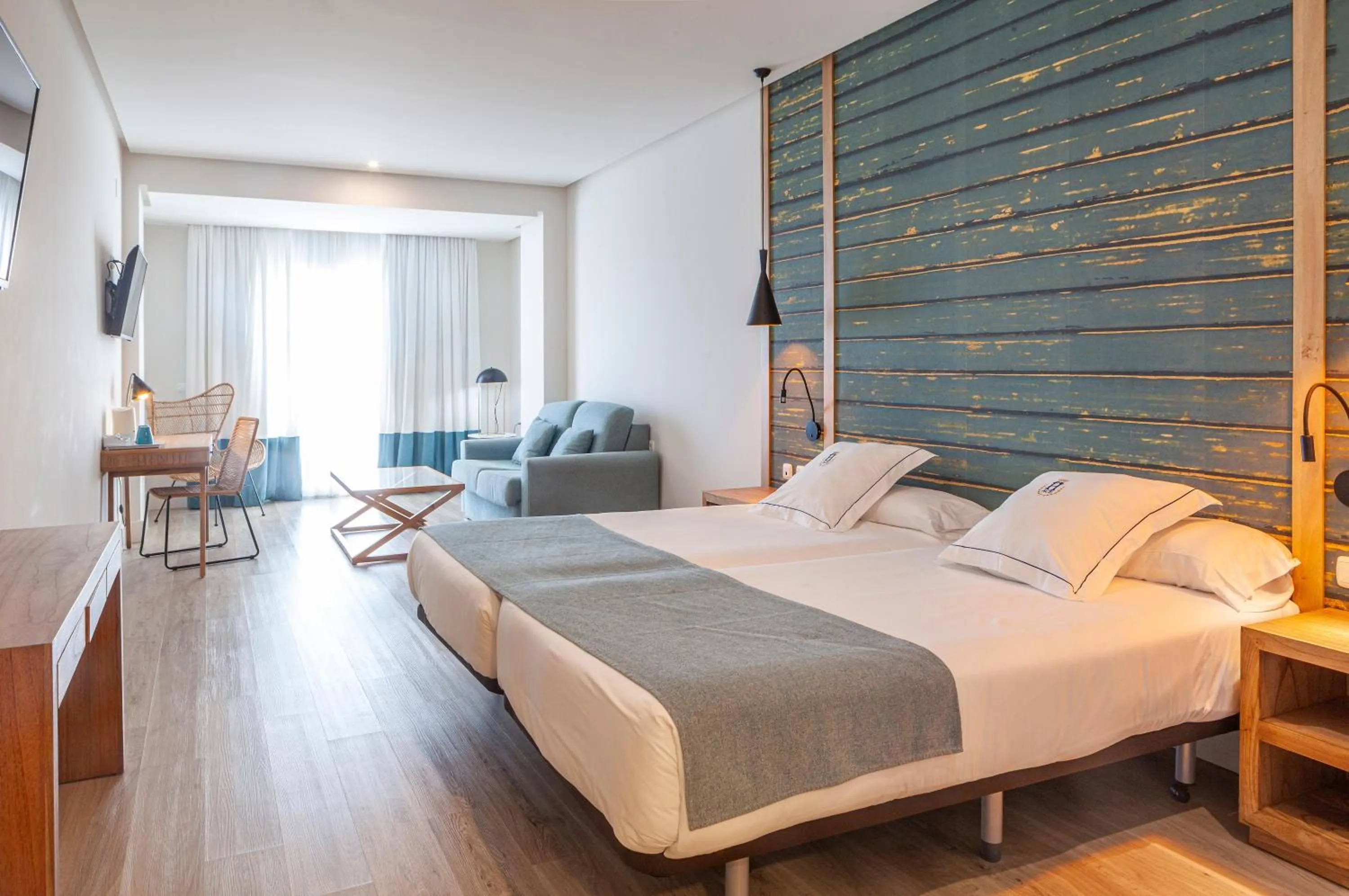 Photo of the whole room, Bed in Playa de la Luz