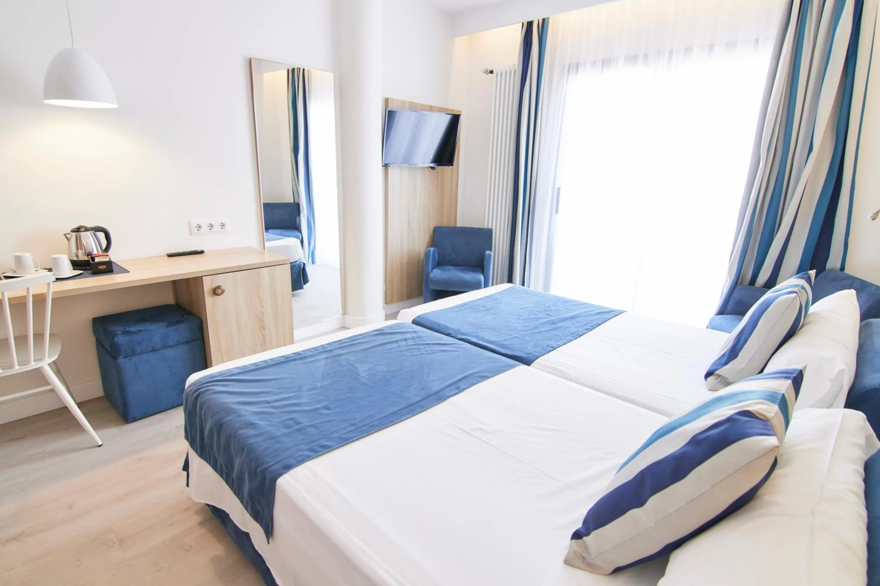 Photo of the whole room, Bed in Los Geranios