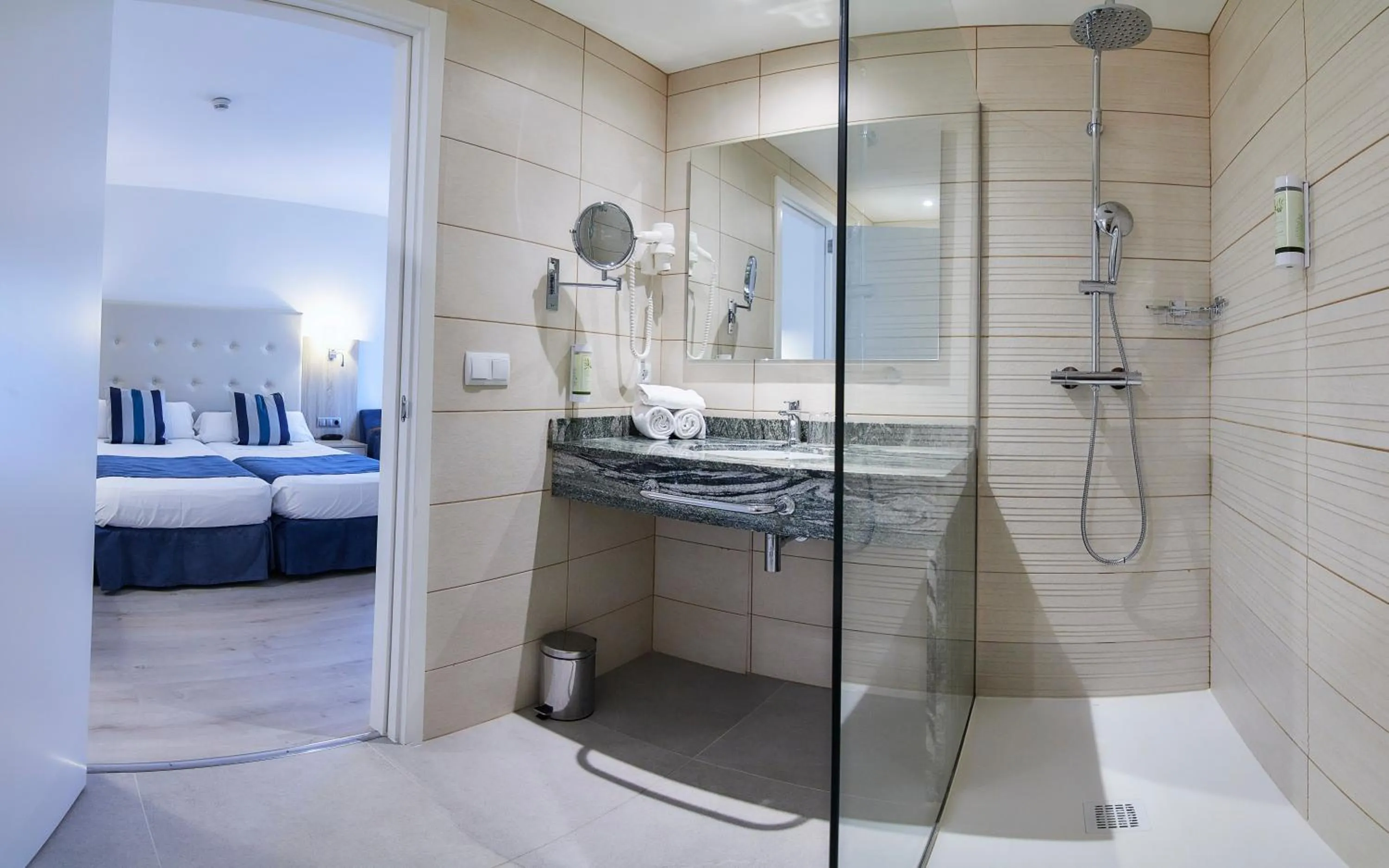 Bathroom in Los Geranios