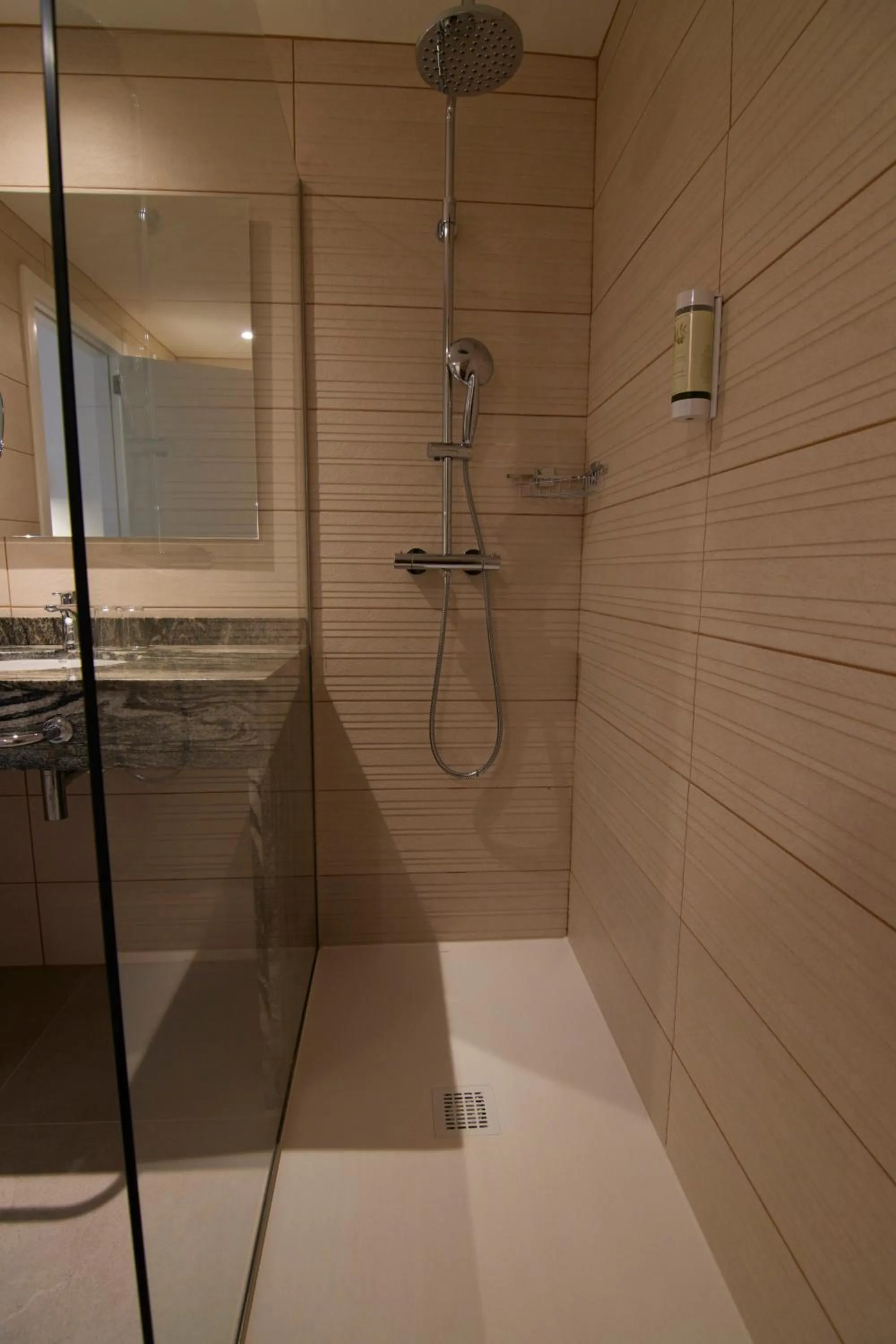 Shower in Los Geranios