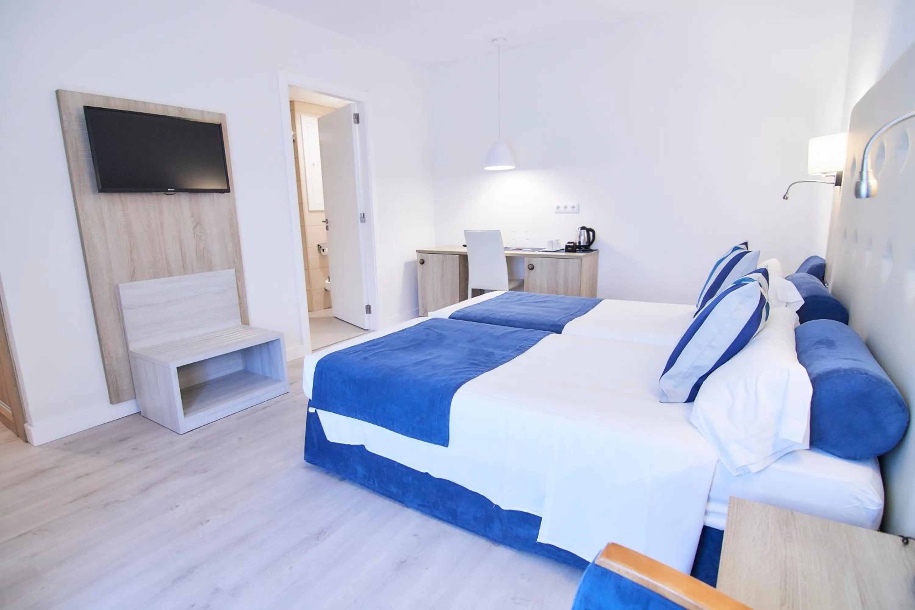 Photo of the whole room, Bed in Los Geranios