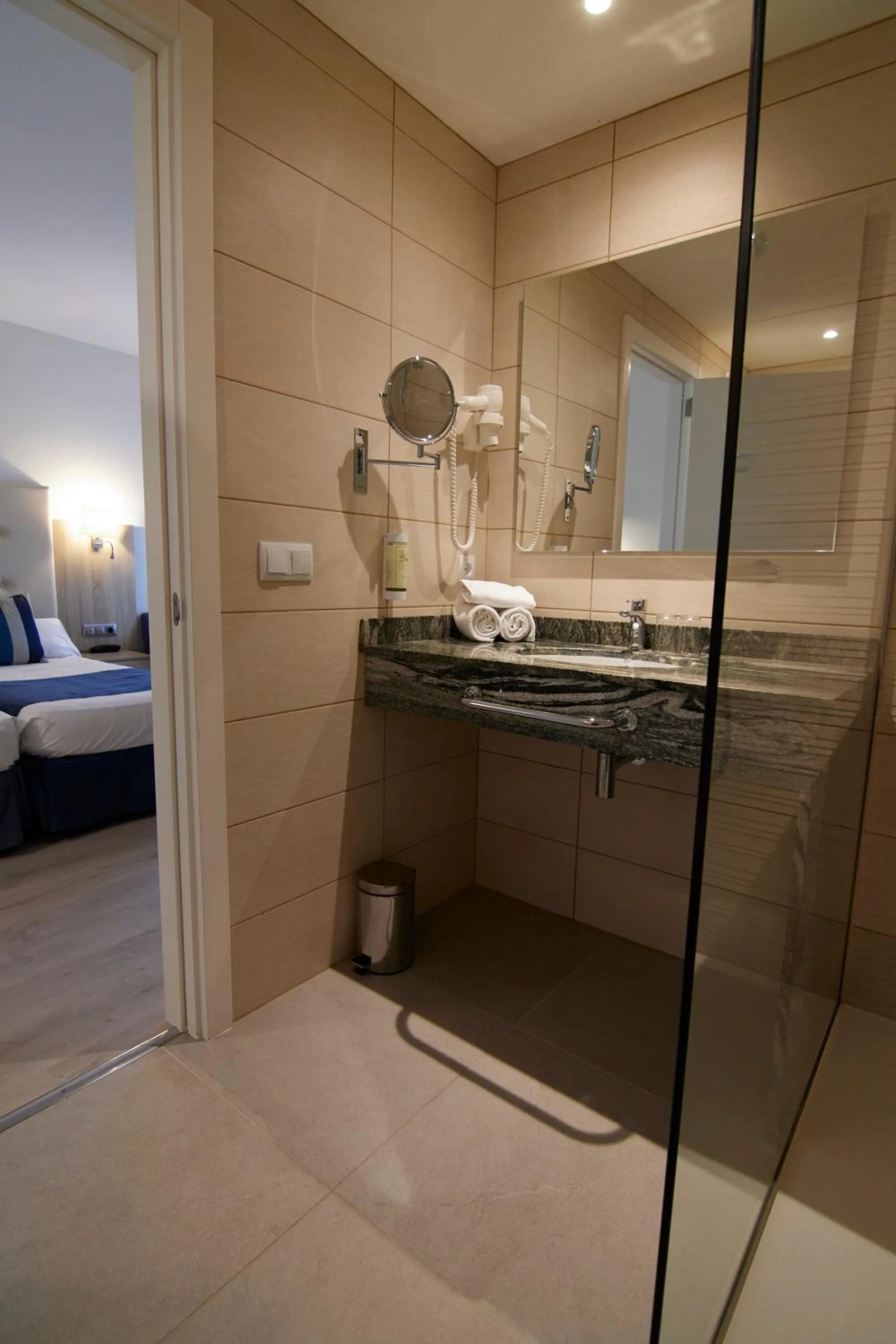 Bathroom, Bed in Los Geranios