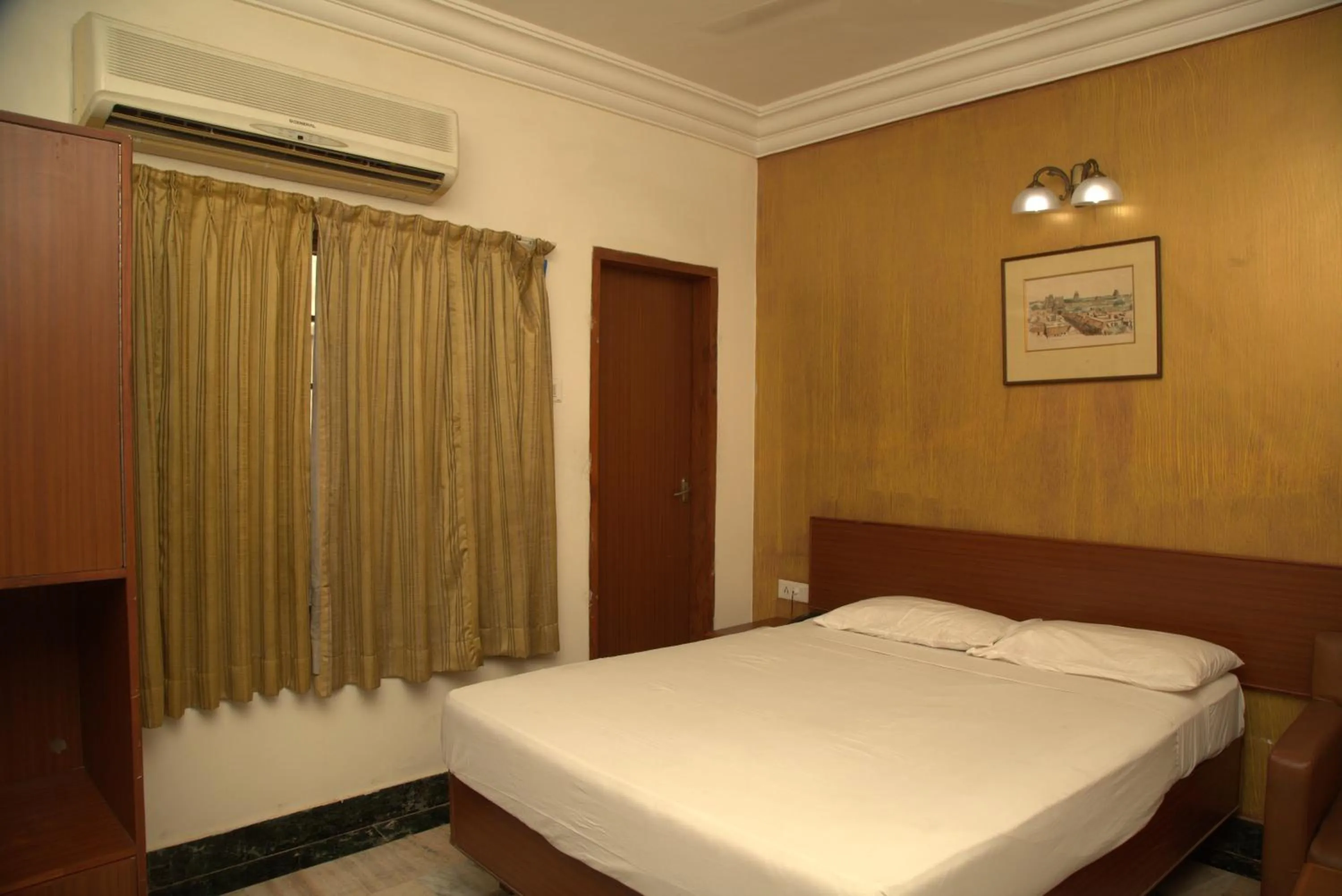 Bed in Kings Hotel Egmore