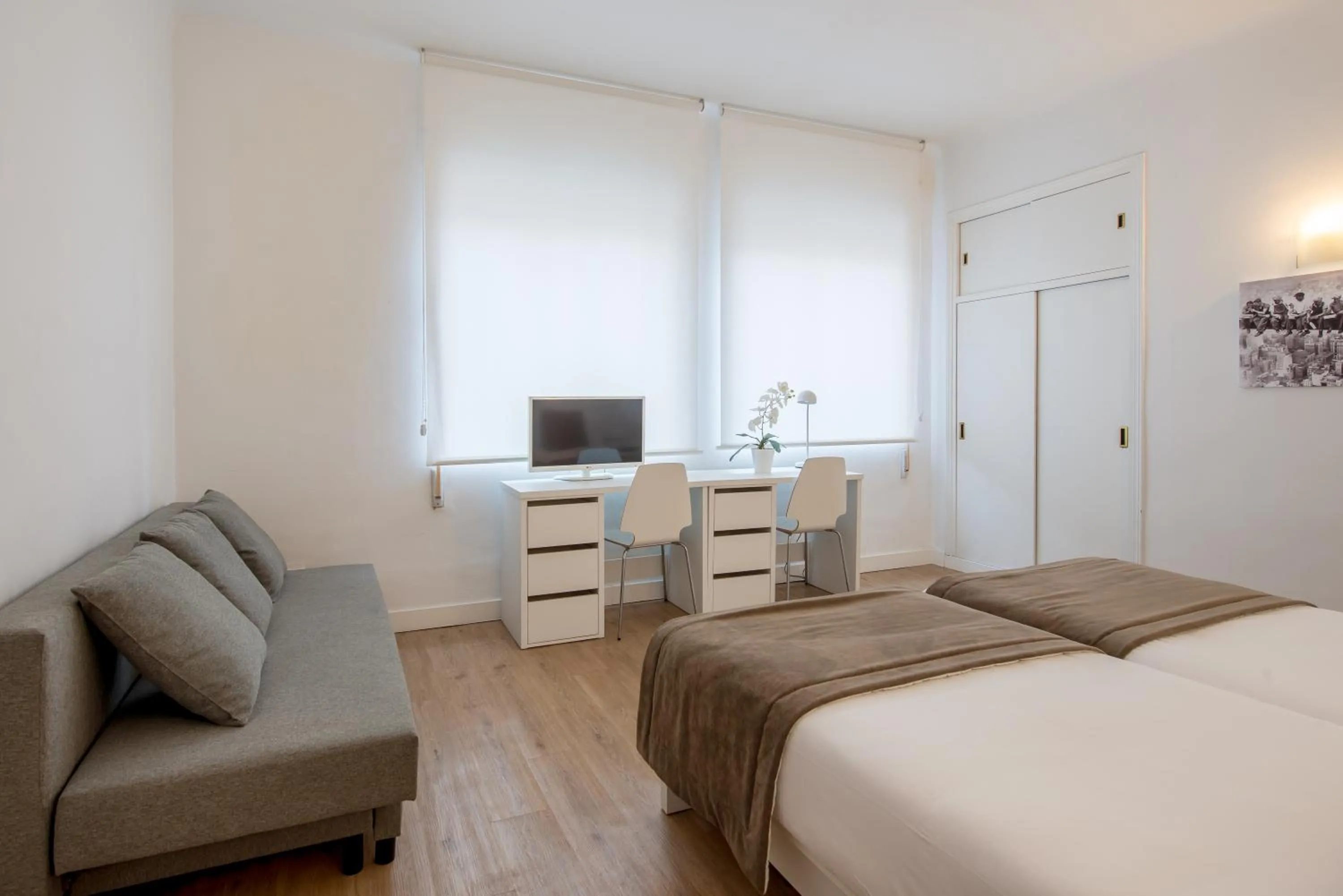 Photo of the whole room, Bed in NeoMagna Madrid