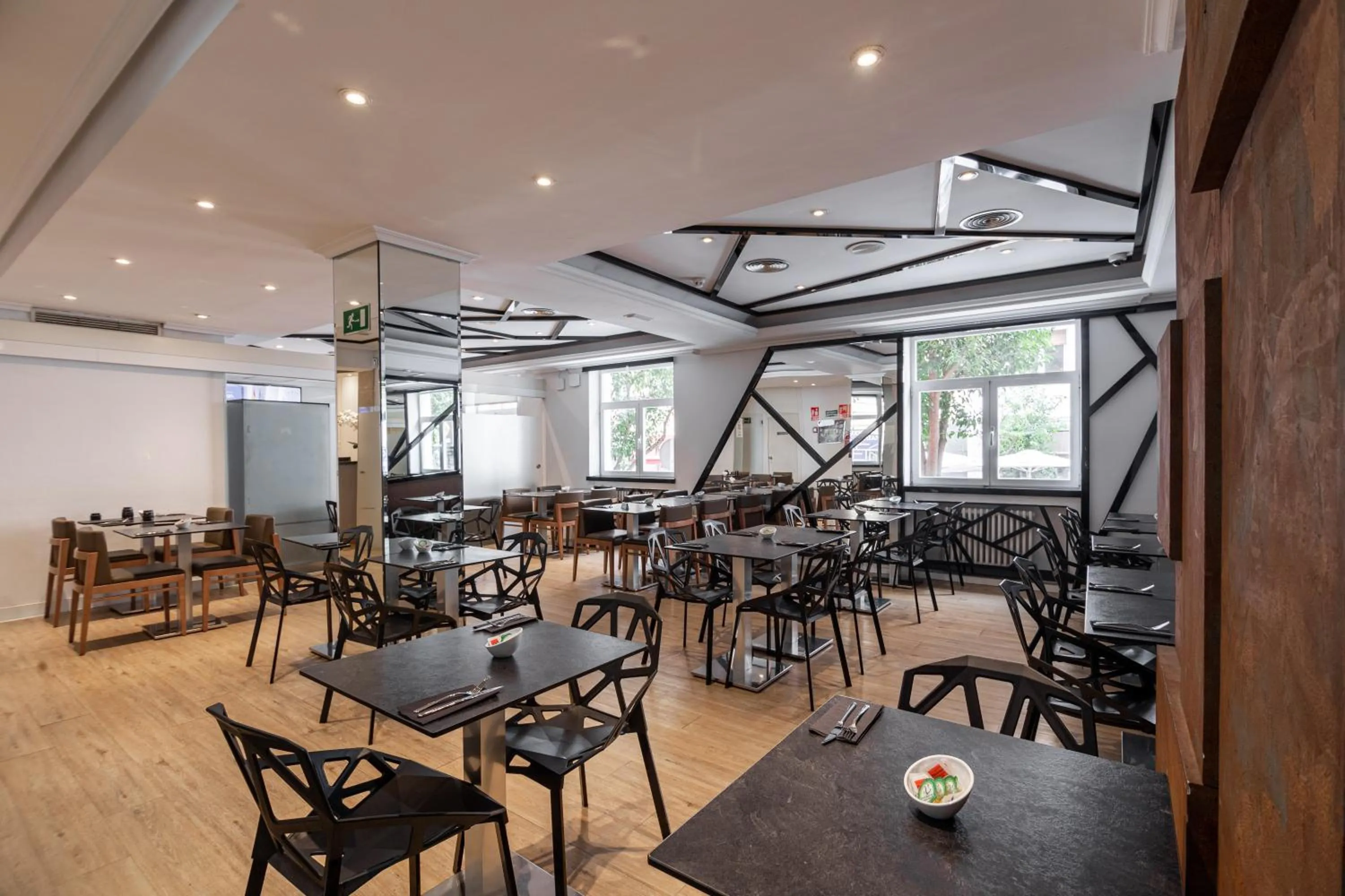 Restaurant/places to eat in NeoMagna Madrid