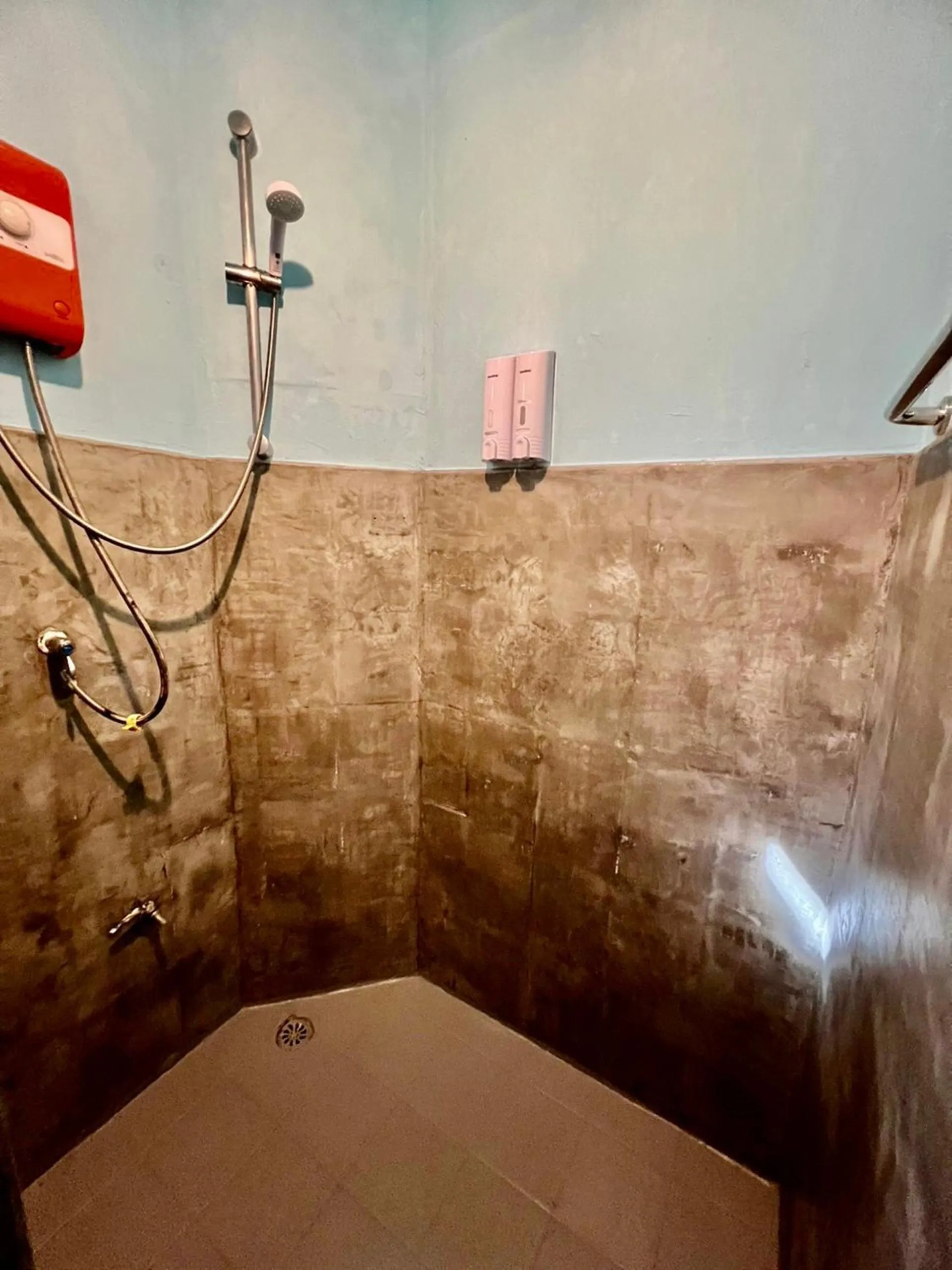 Shower in Revolution Hostel Pai