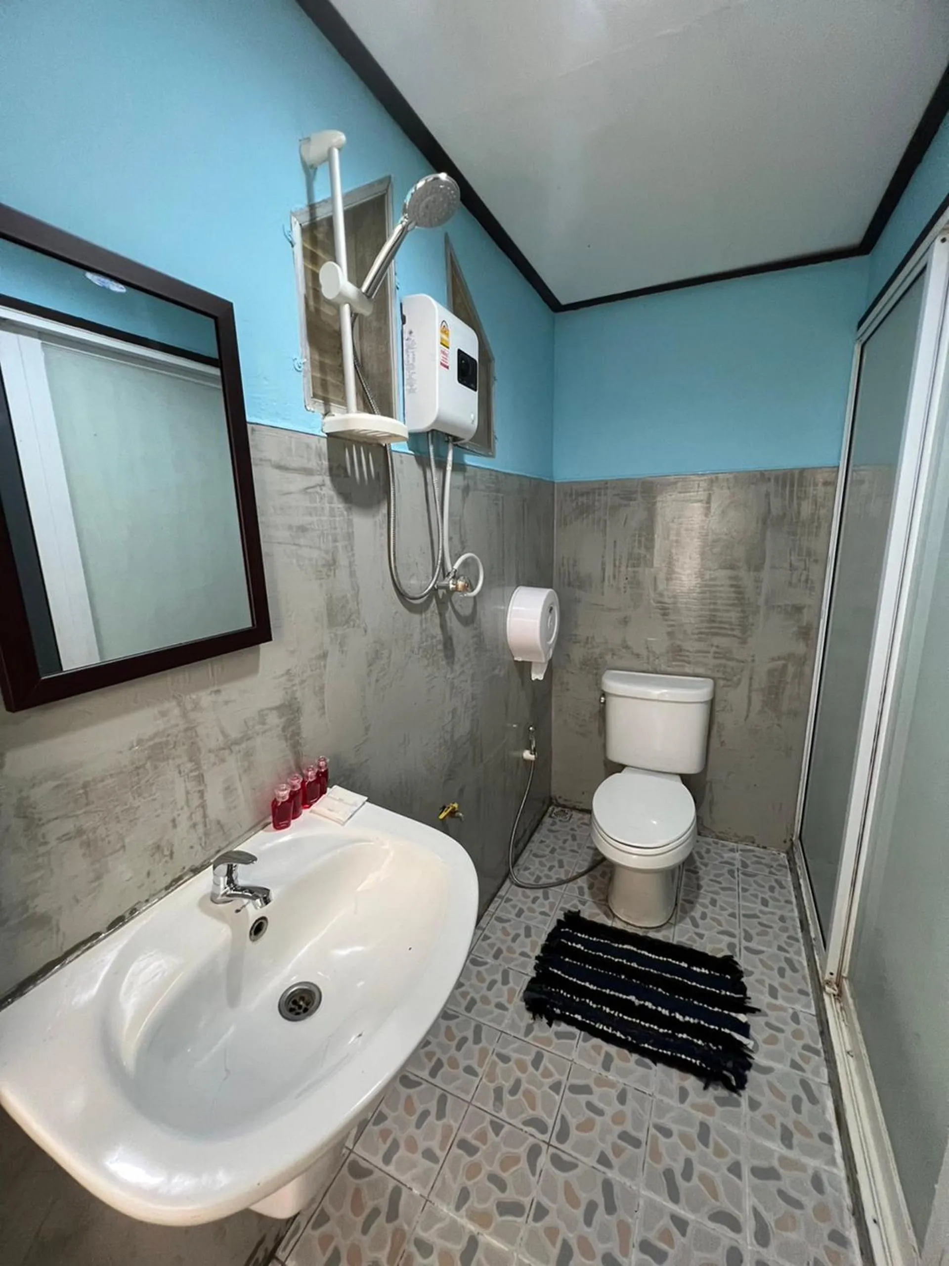 Toilet in Revolution Hostel Pai