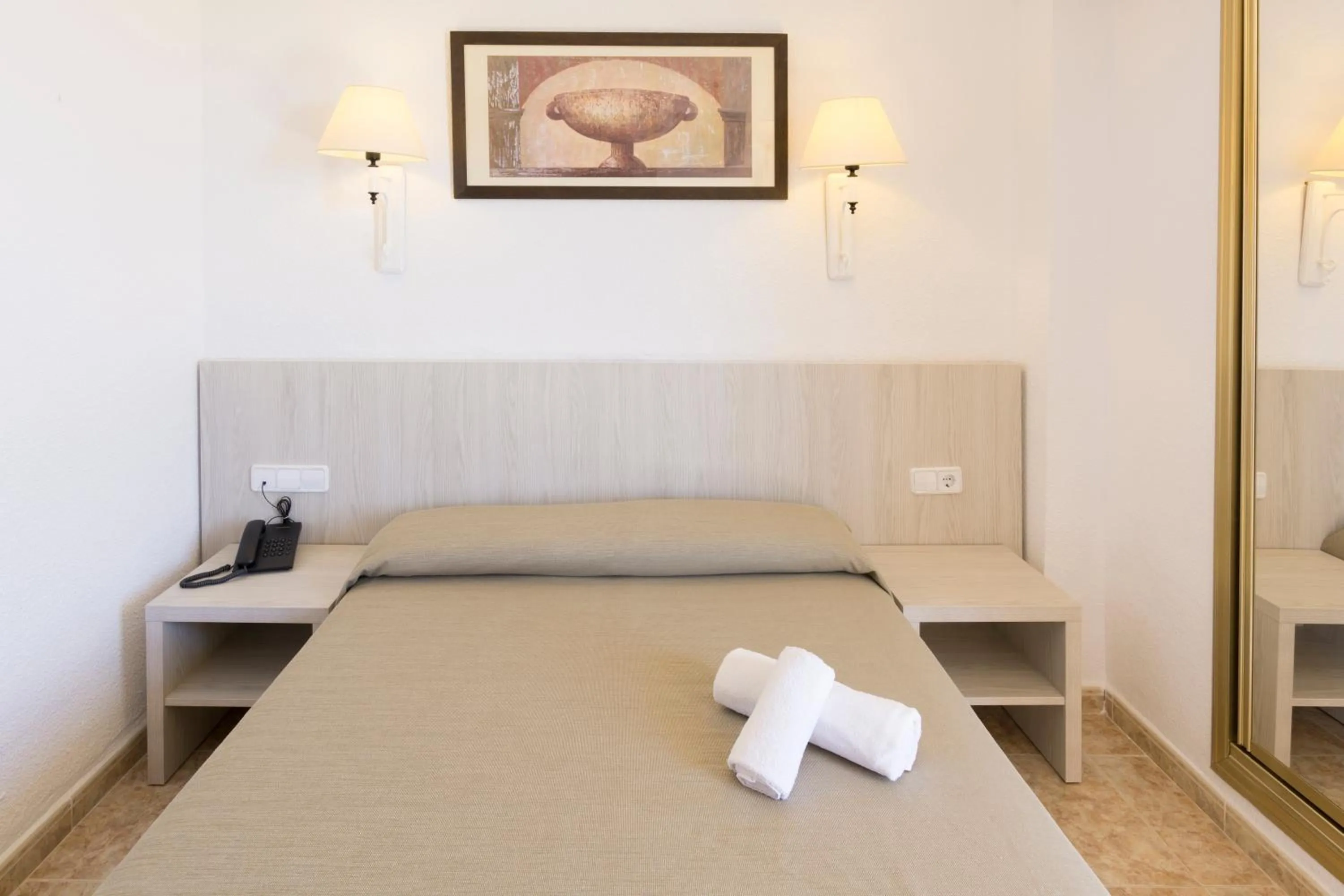 Photo of the whole room, Bed in HSM Canarios Park