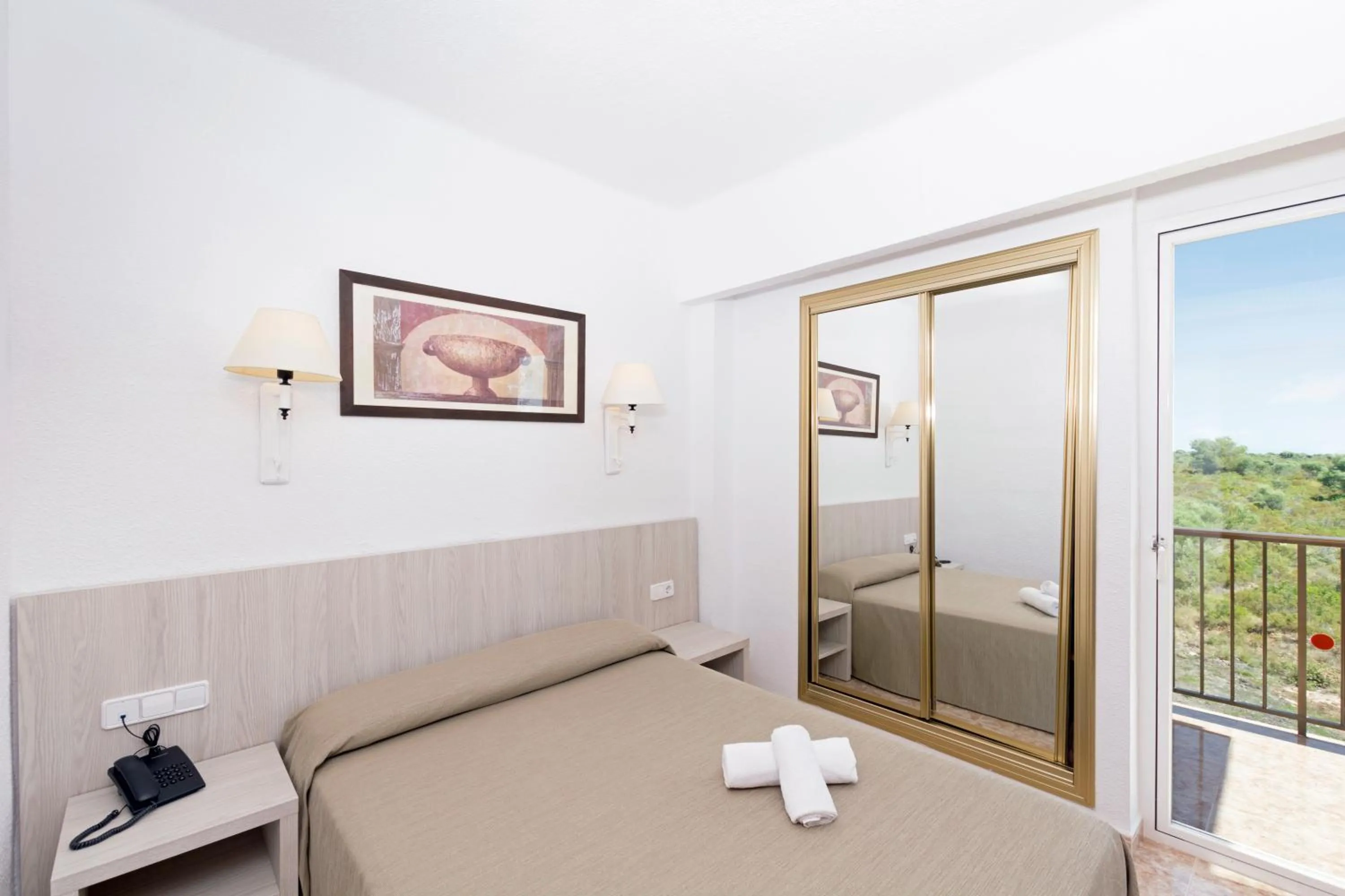 Photo of the whole room, Bed in HSM Canarios Park