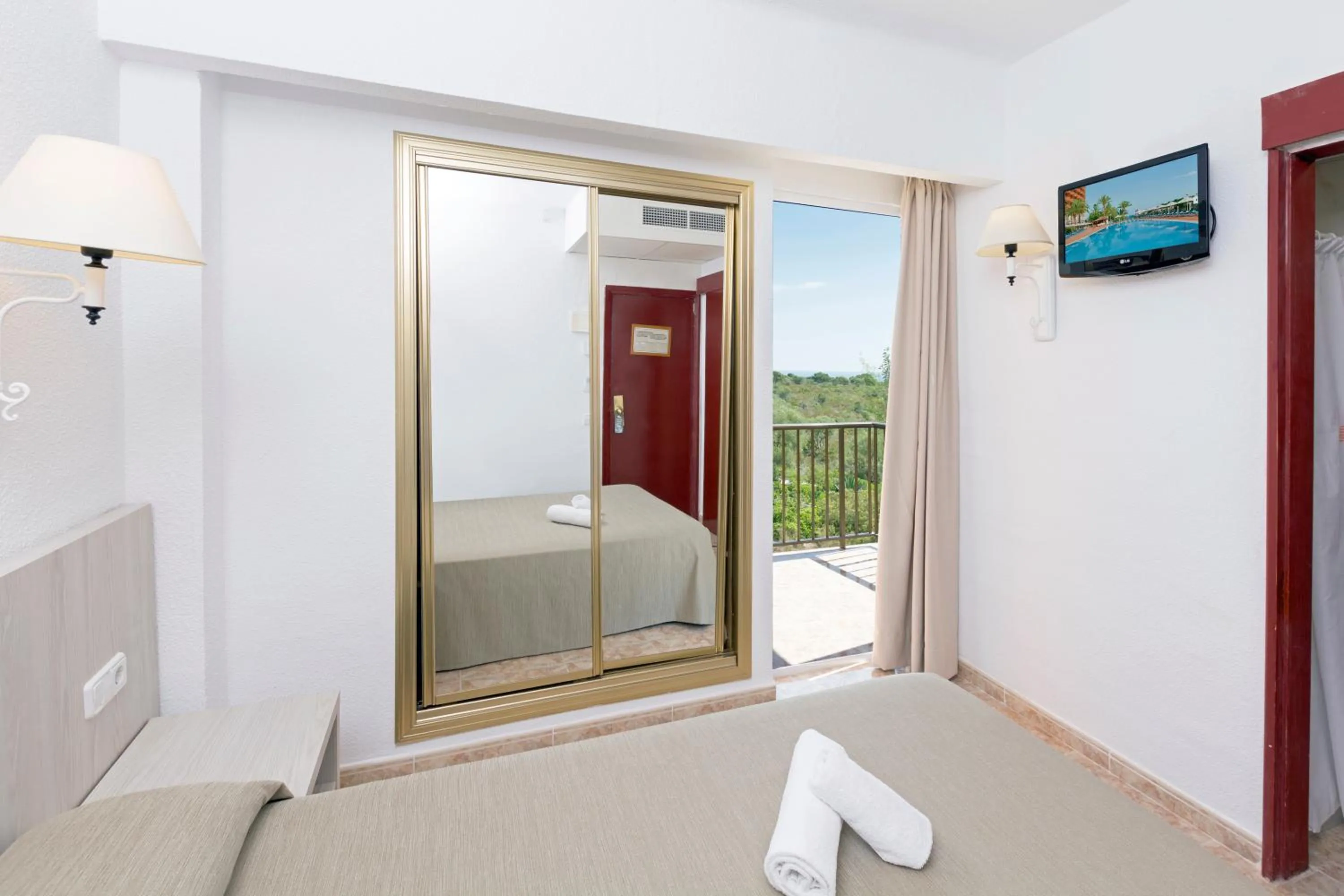 Photo of the whole room, Bed in HSM Canarios Park