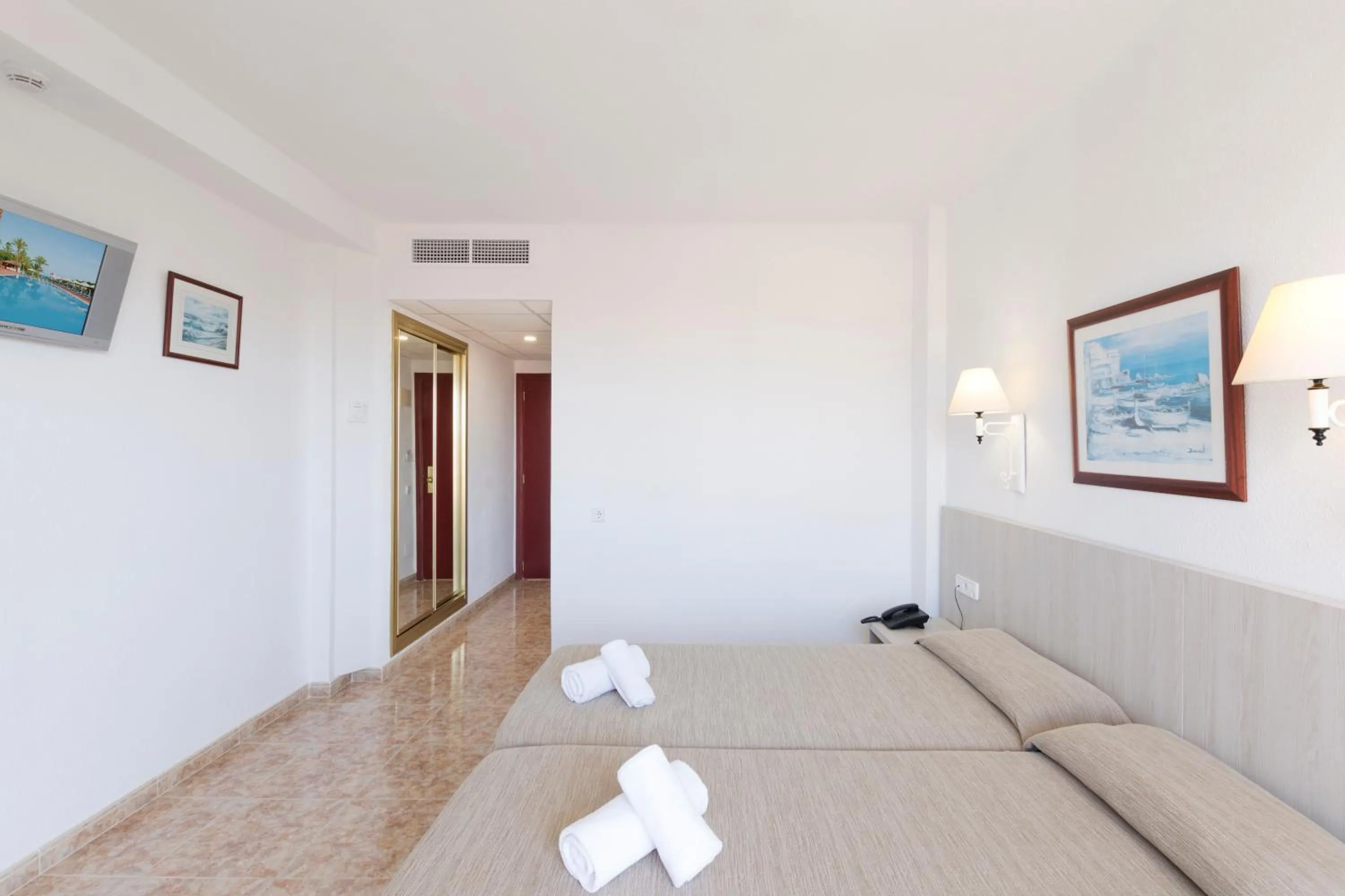 Photo of the whole room, Bed in HSM Canarios Park