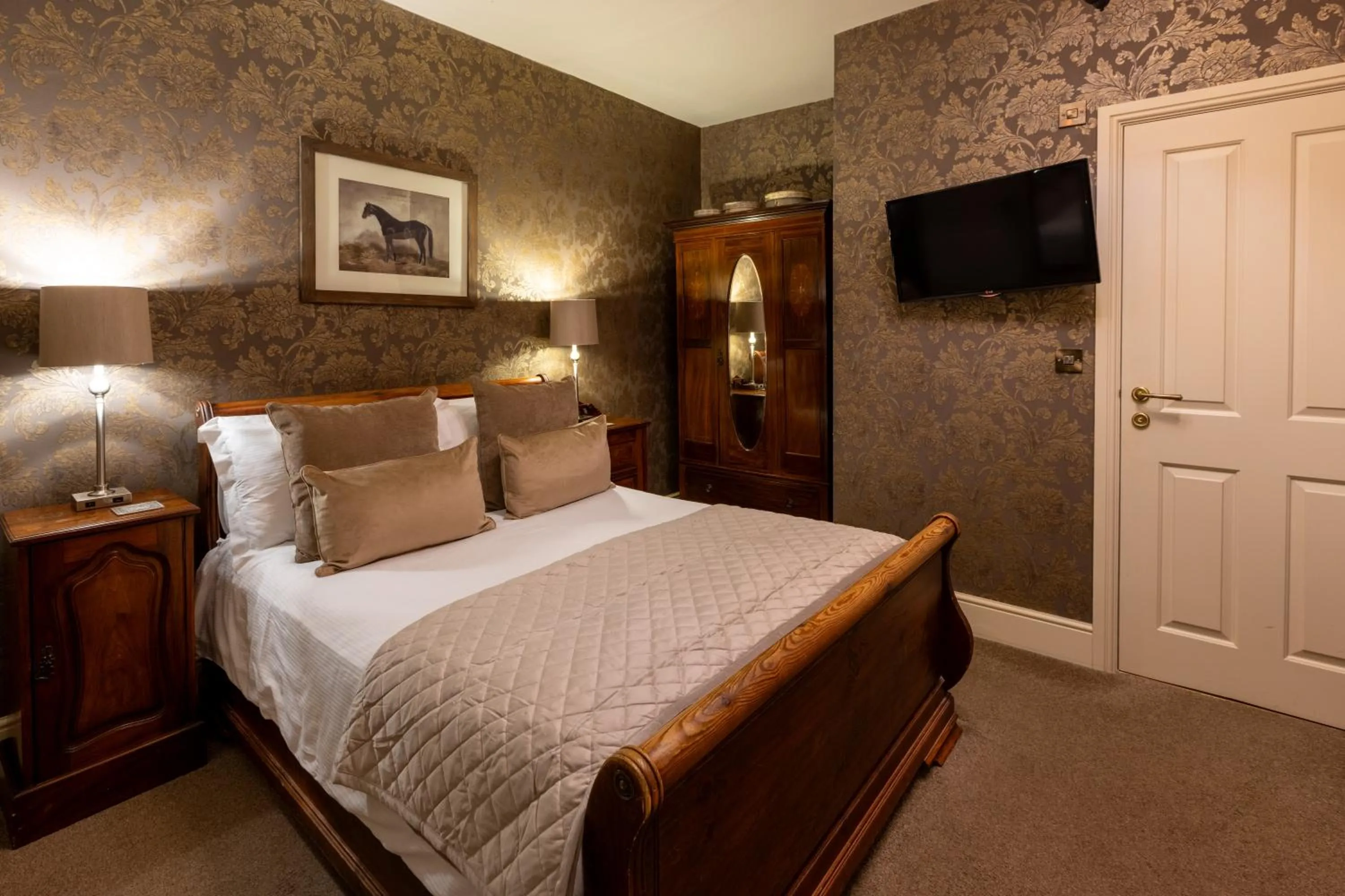 Bedroom, Bed in The Plough Inn