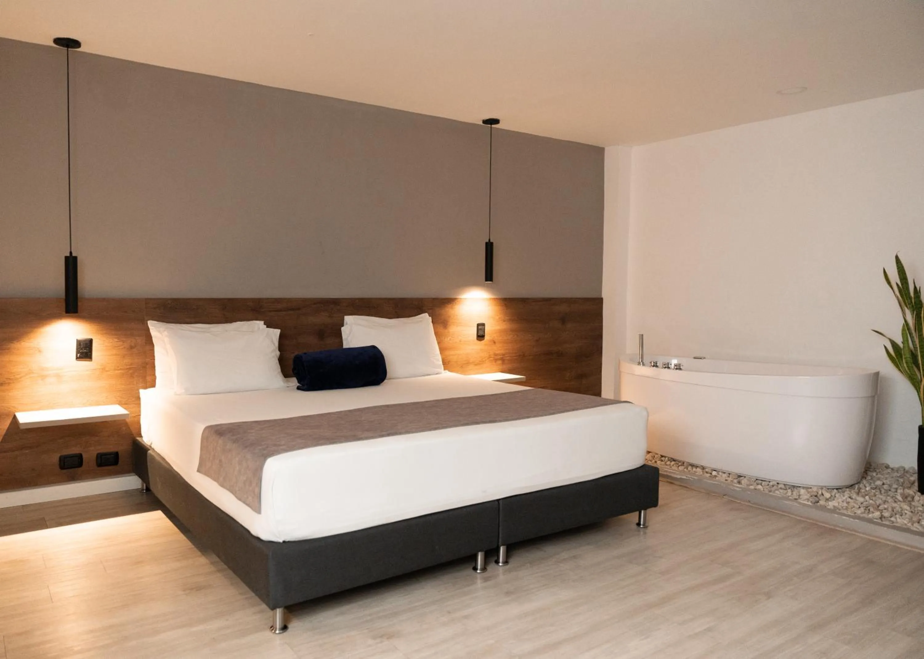 Photo of the whole room, Bed in Fence by Bernalo Hotels