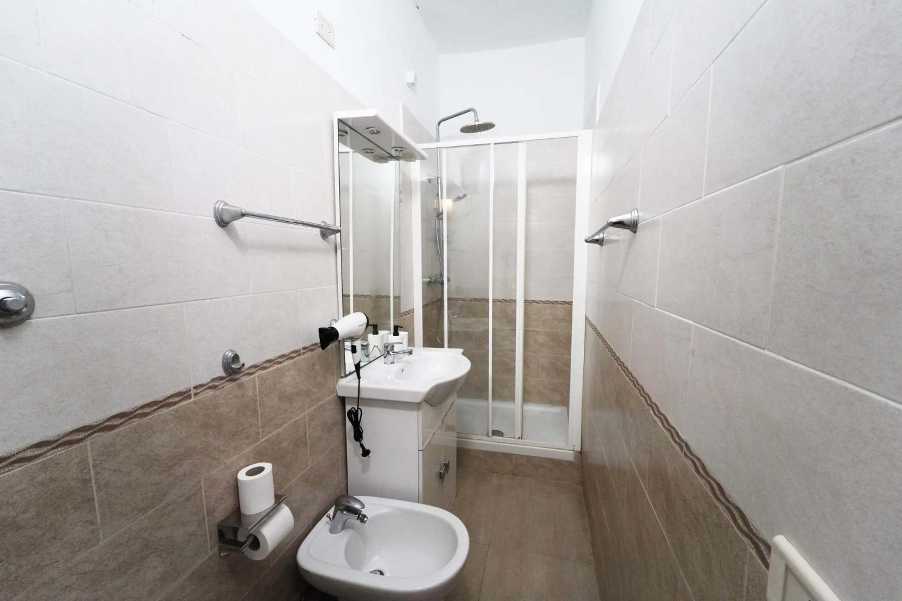 Bathroom in Cicero Rome Center