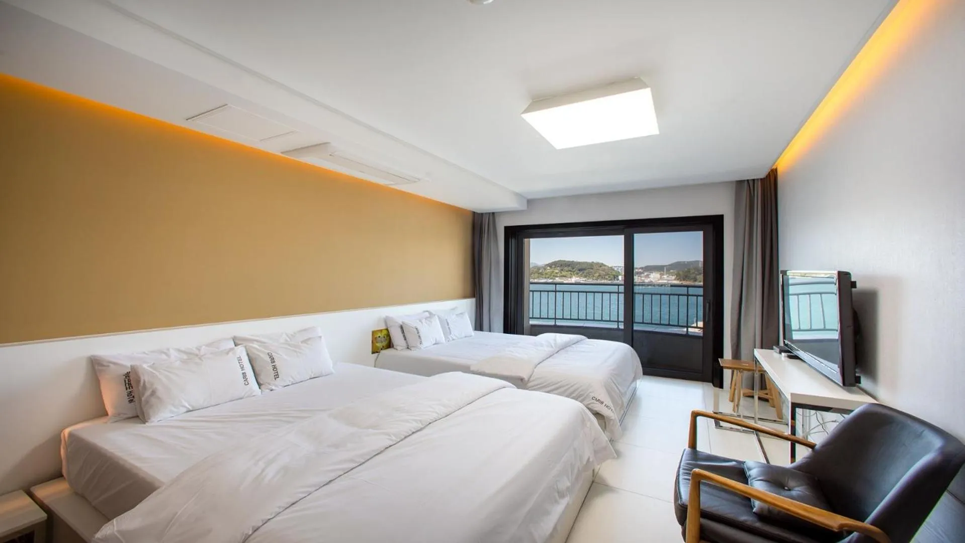 Bed in Carib Condo Hotel