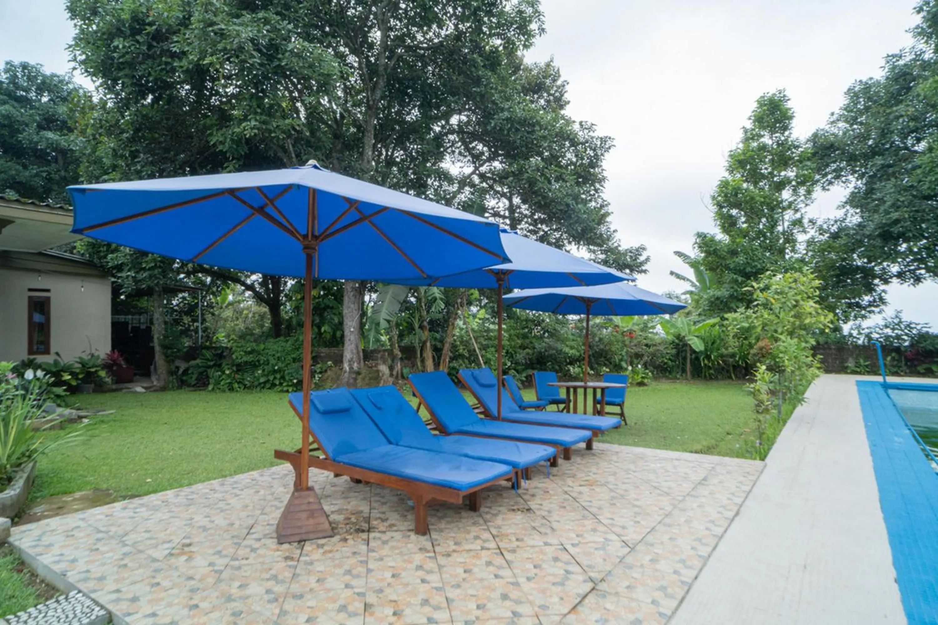 sunbed in RedDoorz near Taman Safari 2