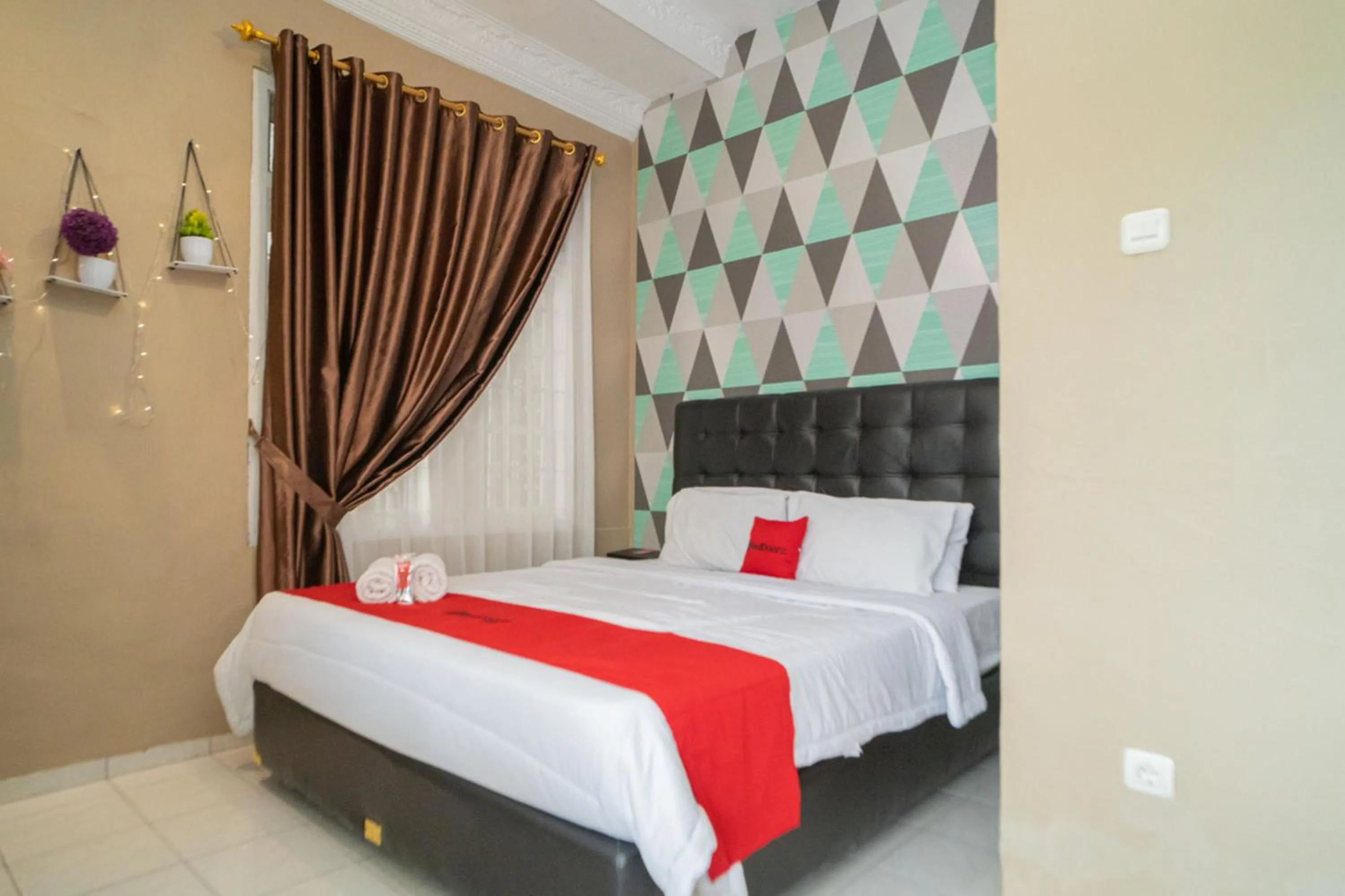 Bedroom, Bed in RedDoorz near Taman Safari 2