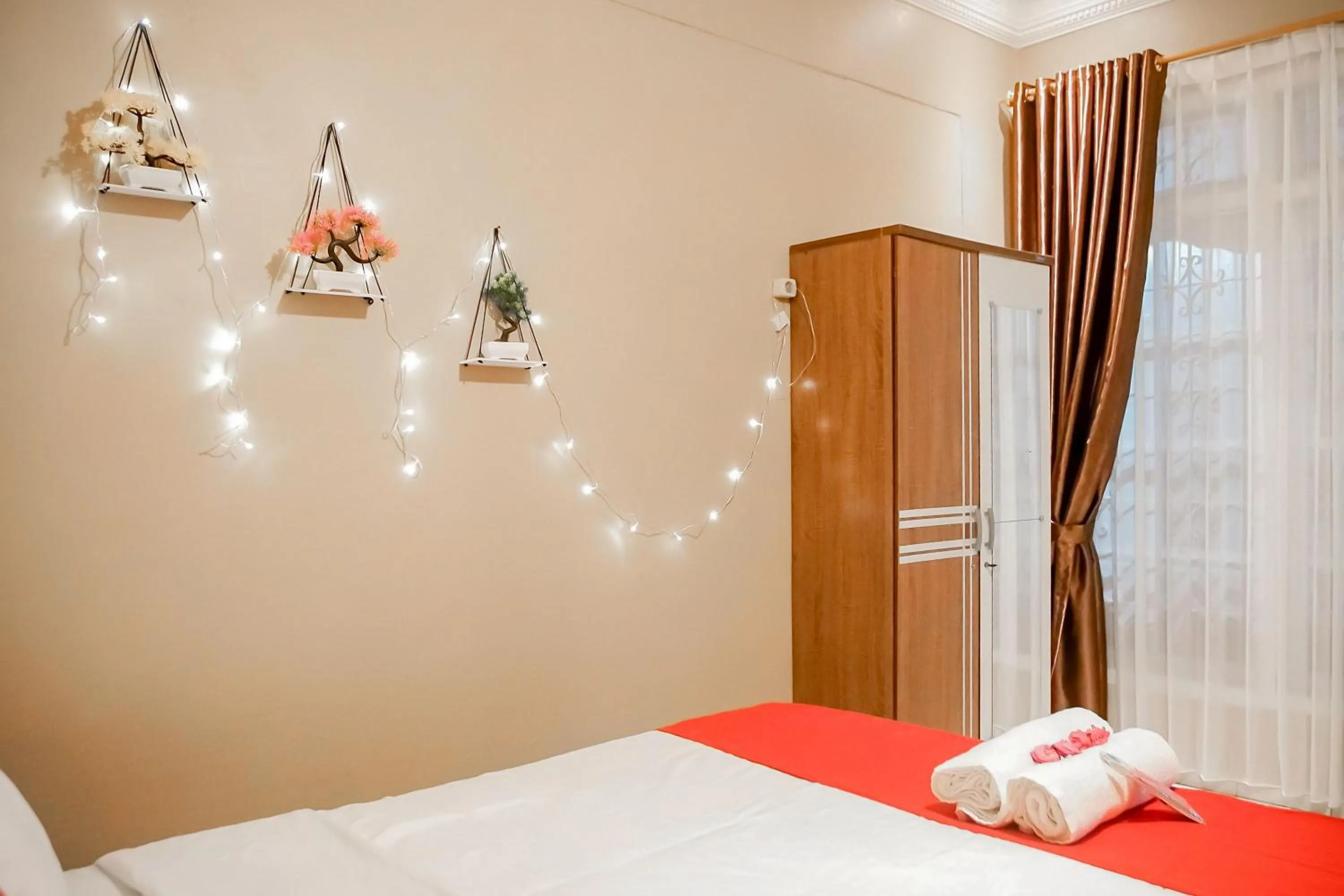 Bedroom, Bed in RedDoorz near Taman Safari 2