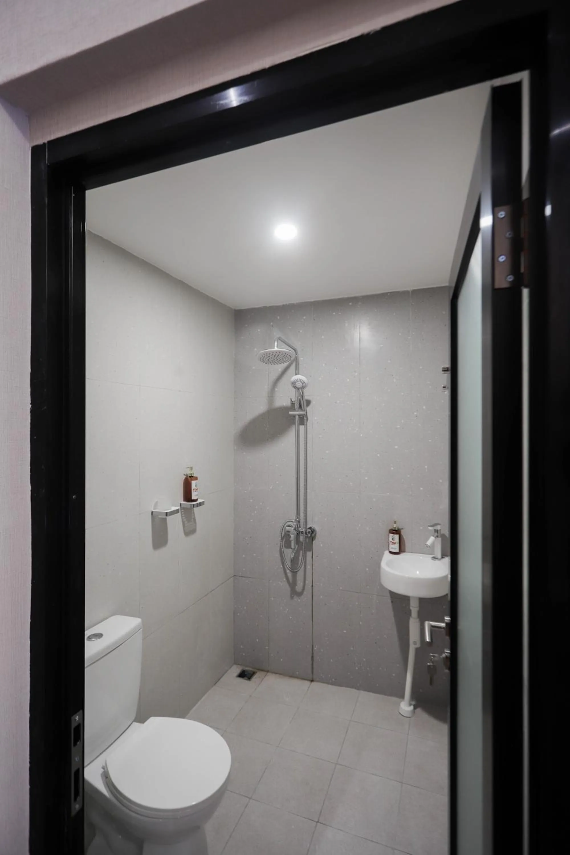 Shower in d' Omah Afi 1