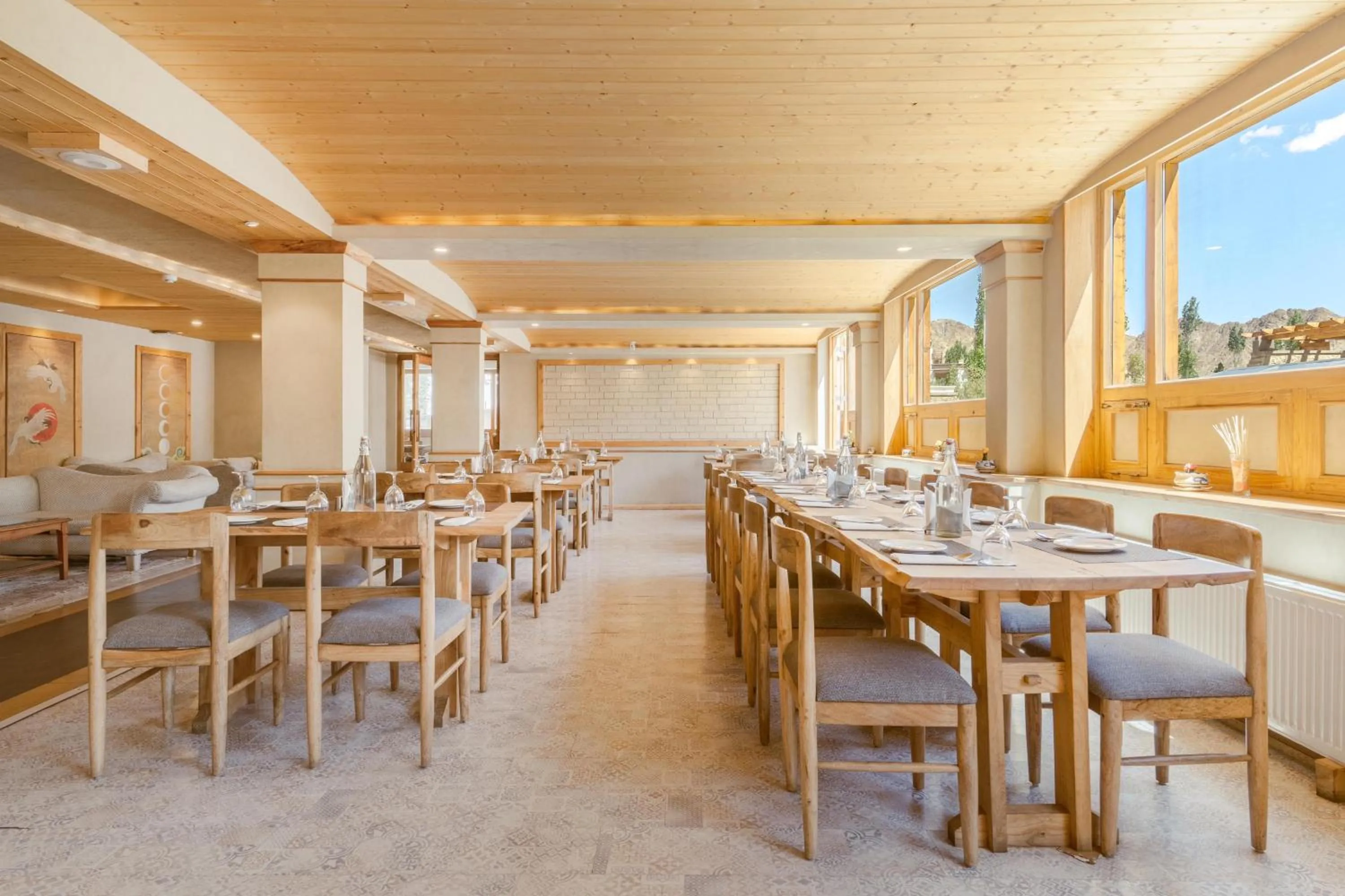 Restaurant/places to eat in Pal Hotel