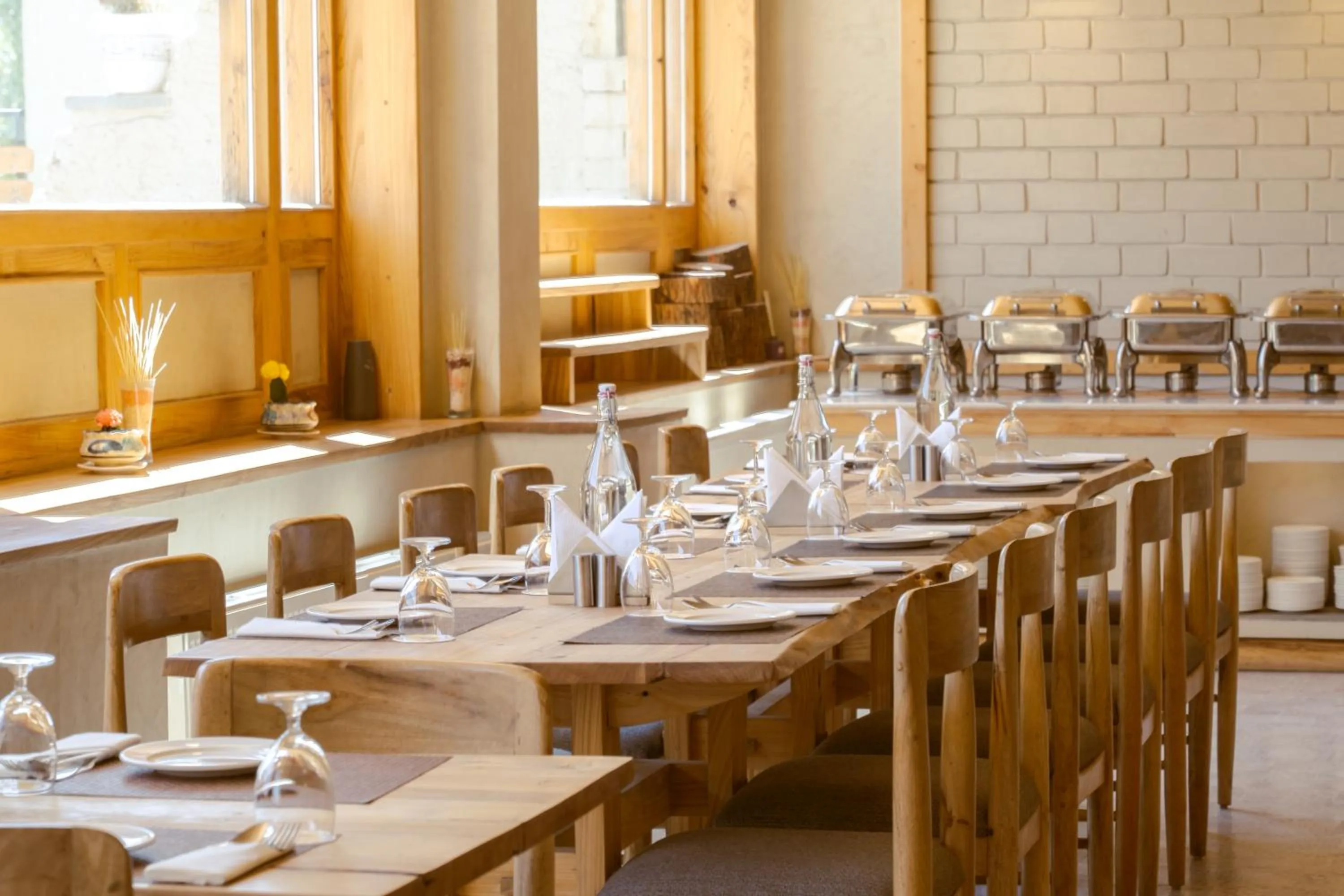 Restaurant/places to eat in Pal Hotel