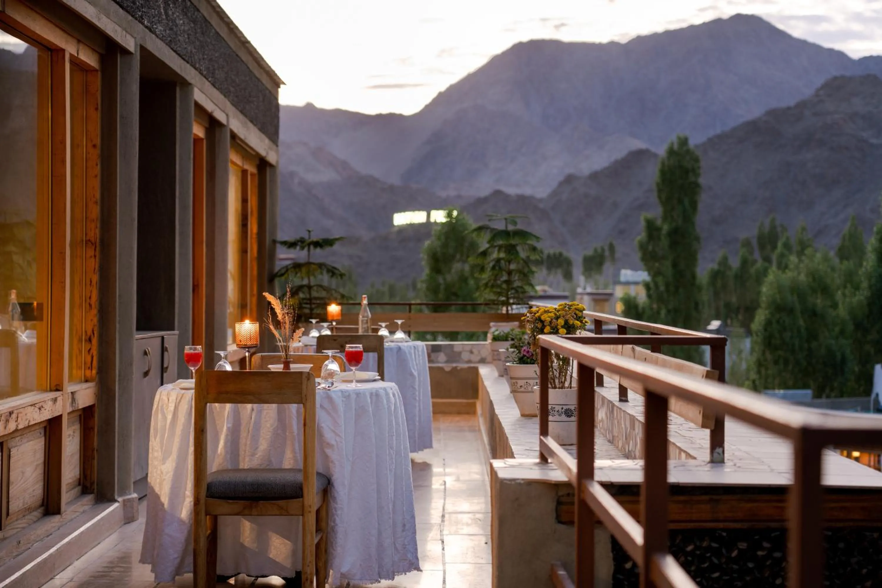 Restaurant/places to eat in Pal Hotel