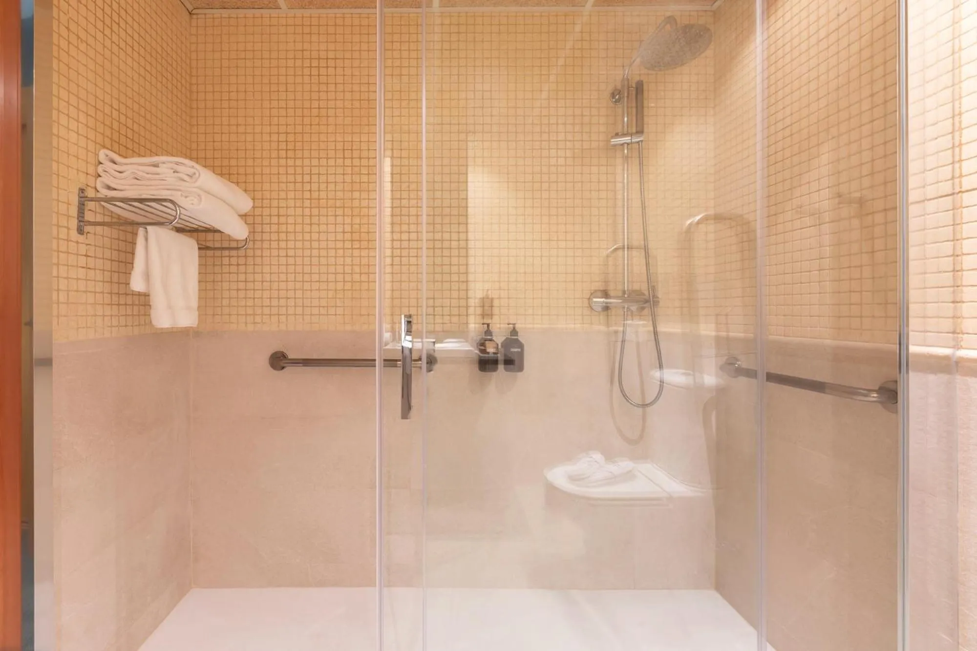 Shower in Acta Sant Just