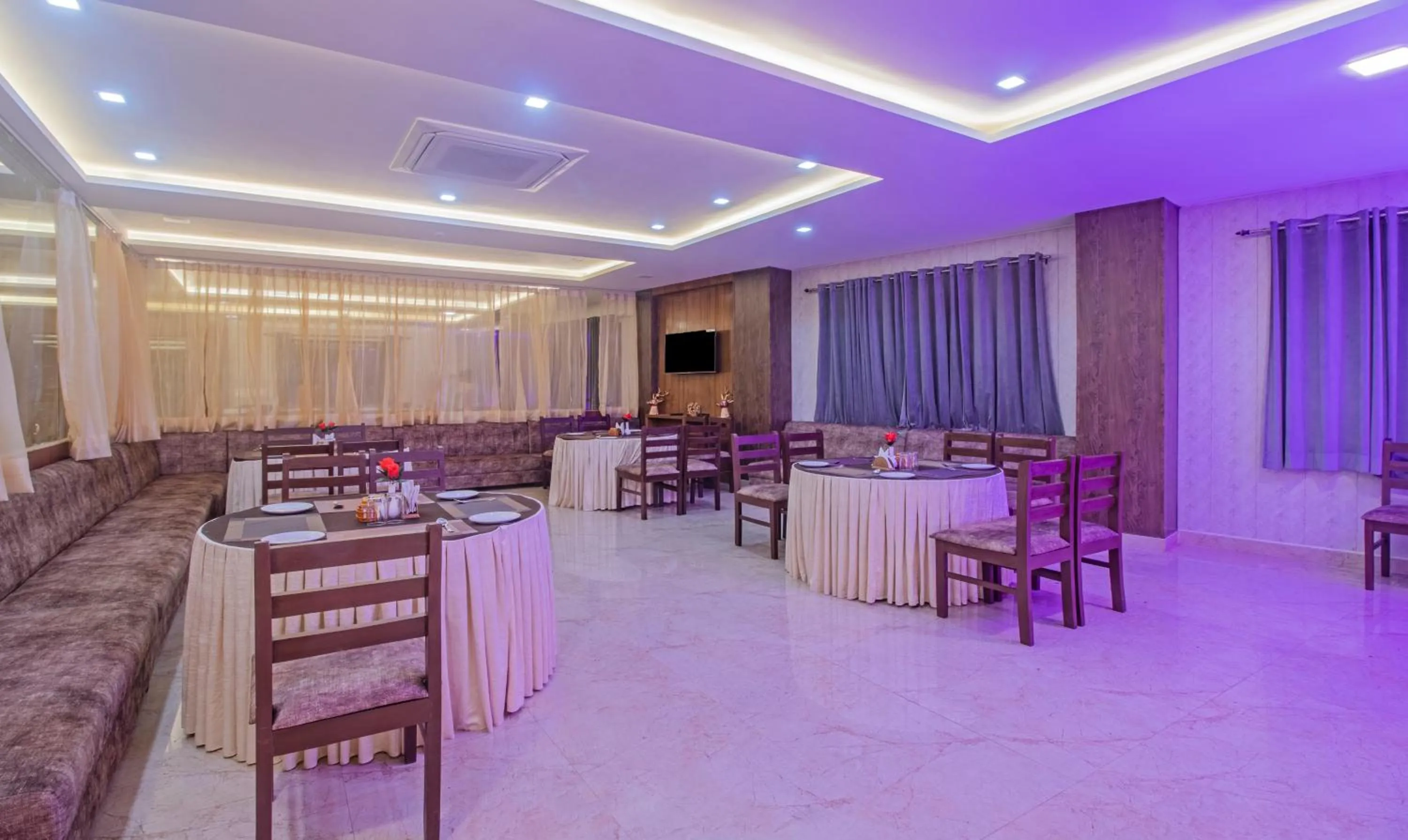 Restaurant/places to eat in Treebo The Empire Near Taj Mahal Agra