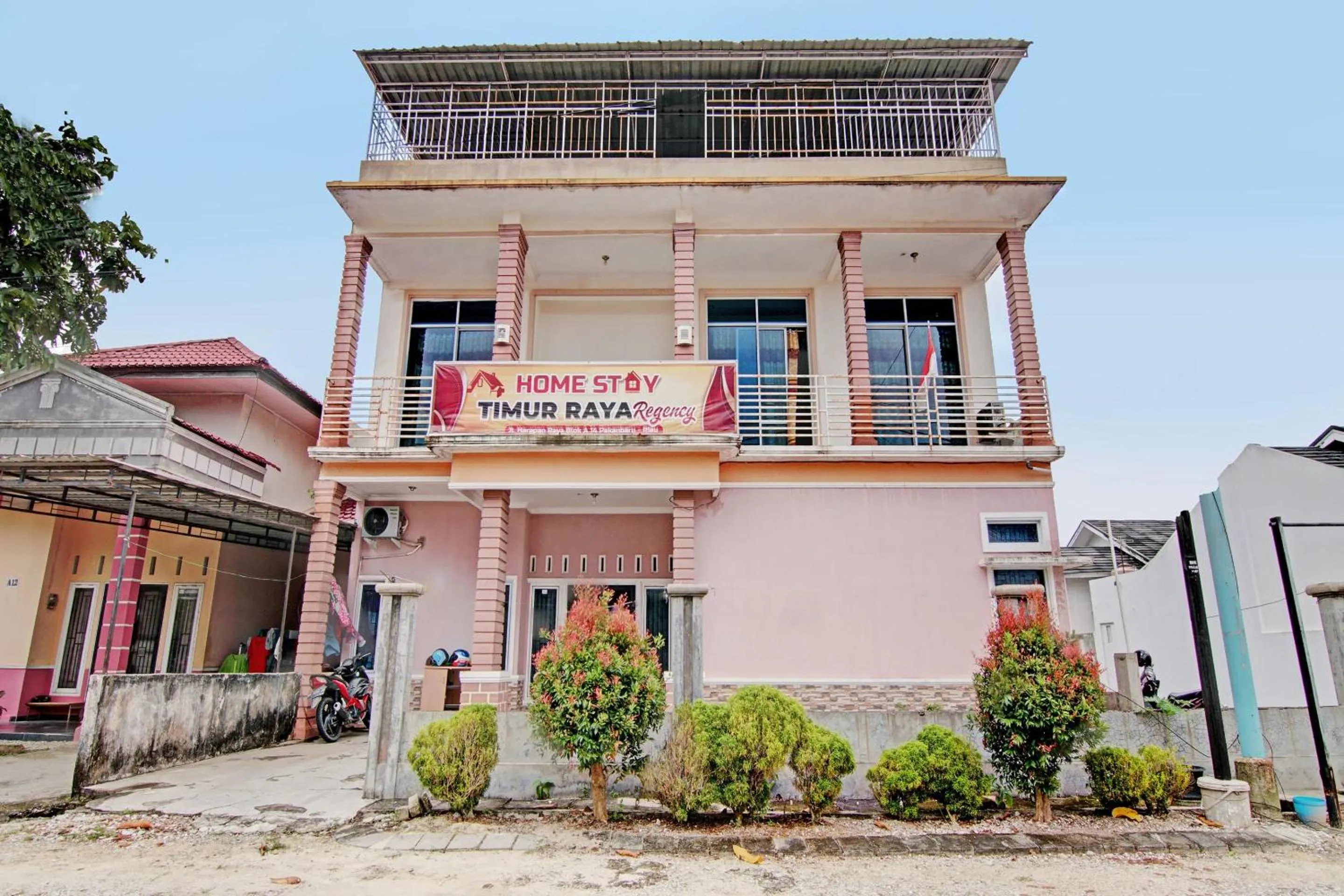 Facade/entrance in Hotel O Timur Raya Homestay Syariah